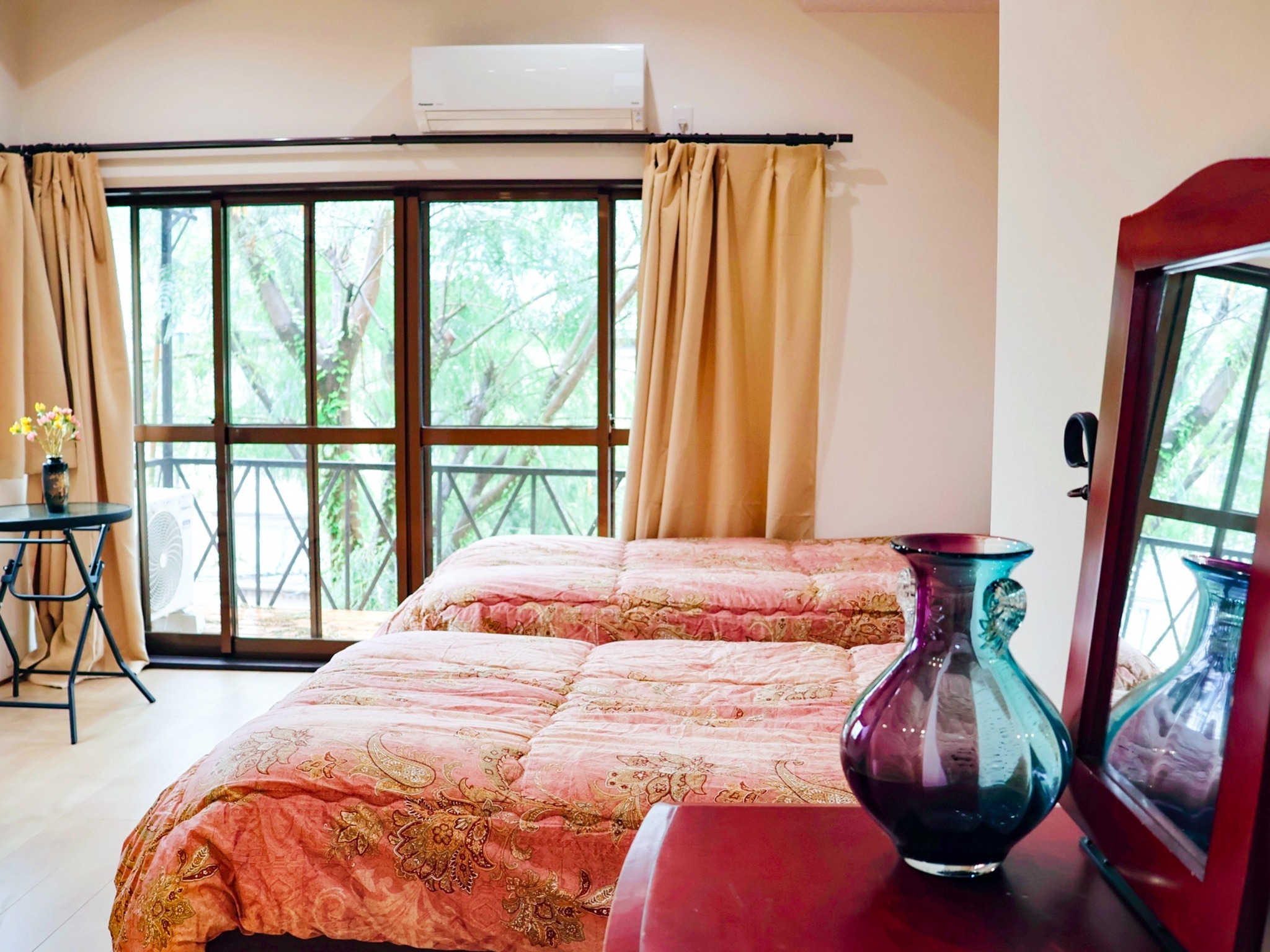 ・【洋室】洋室には大きな鏡がついたドレッサーがございます