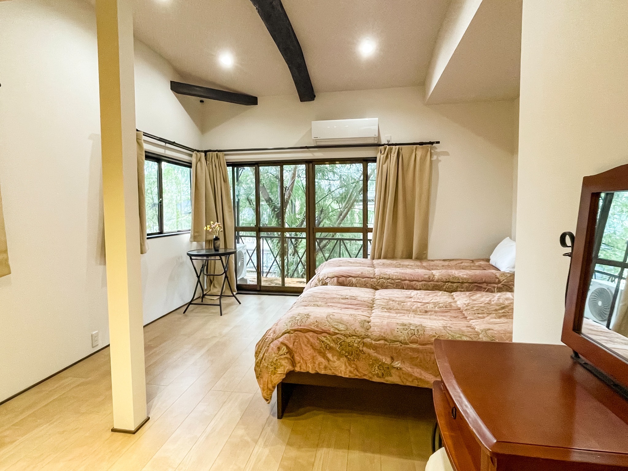 ・【洋室】白い壁紙に黒い柱がアクセントになっているお部屋