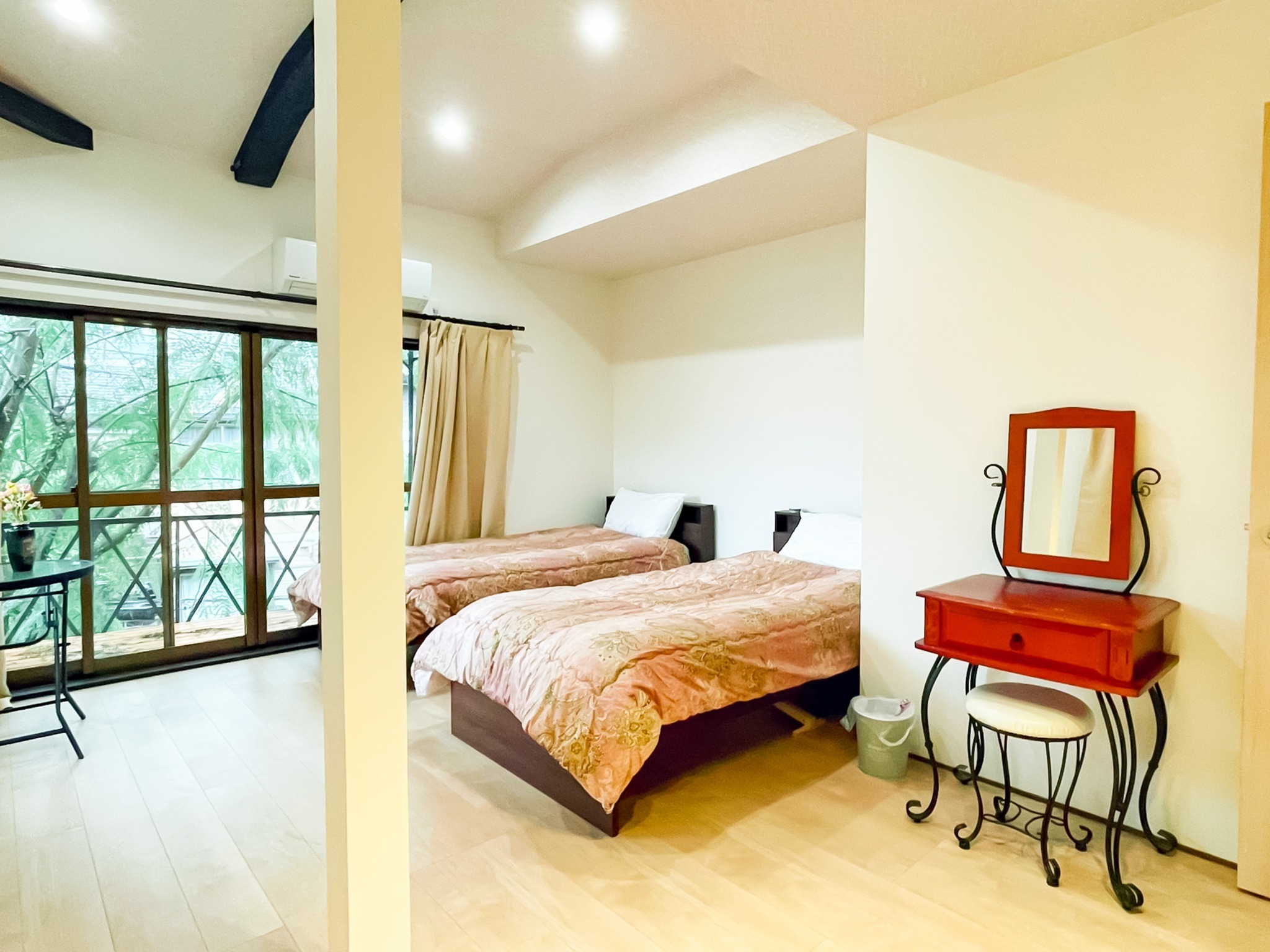 ・【洋室】広いお部屋でのびのびとステイできます