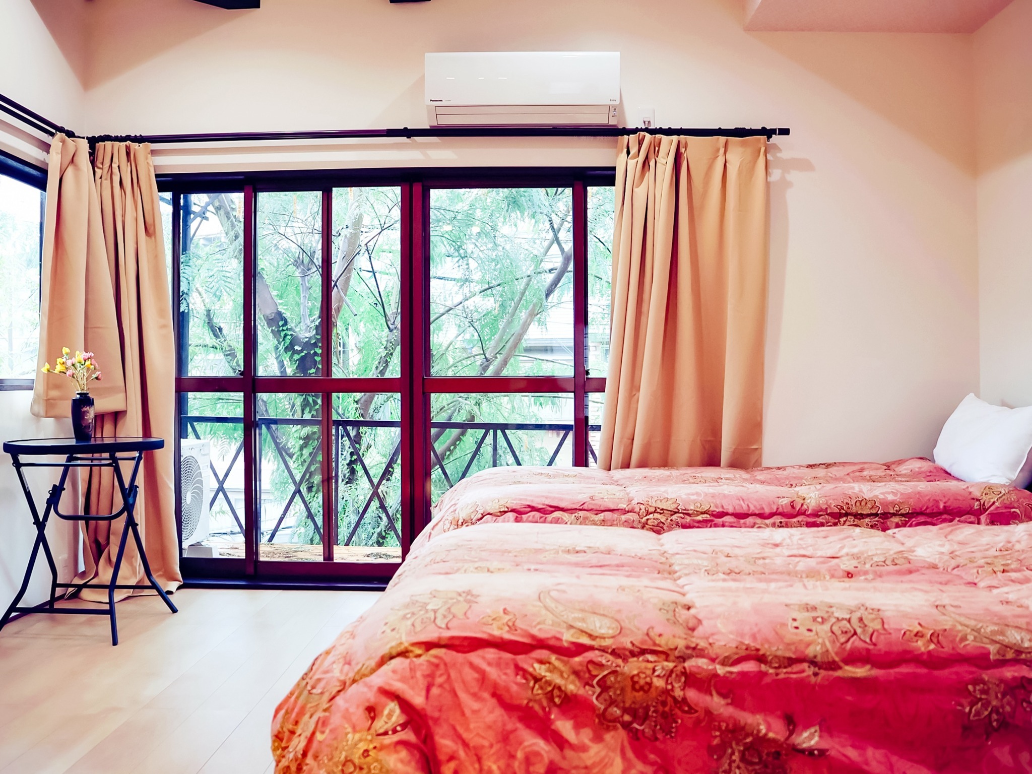 ・【洋室】洋室とつながったバルコニーがございます