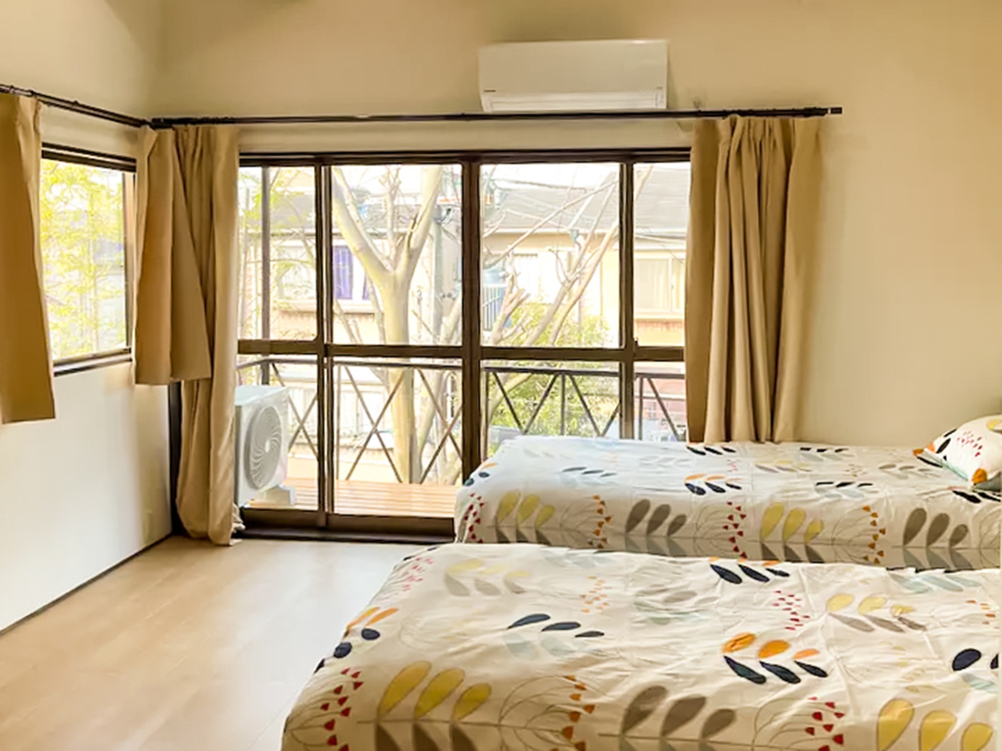 ・【洋室】バルコニー向きの窓からはよく明かりが入ります