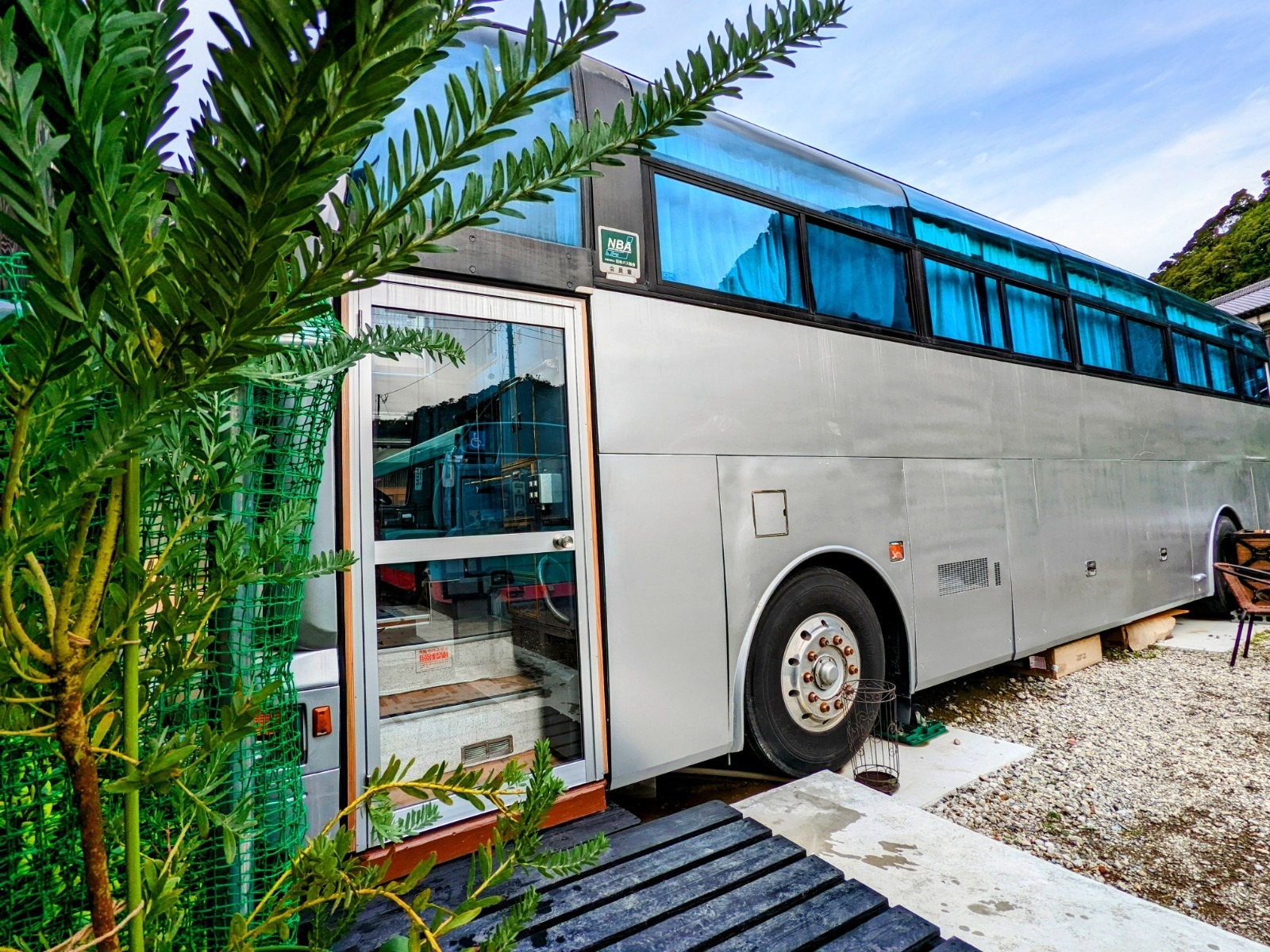 【1日1組限定宿泊】広々BBQスペース付き♪バスの中のテントで寝る、新しいキャンプ体験!