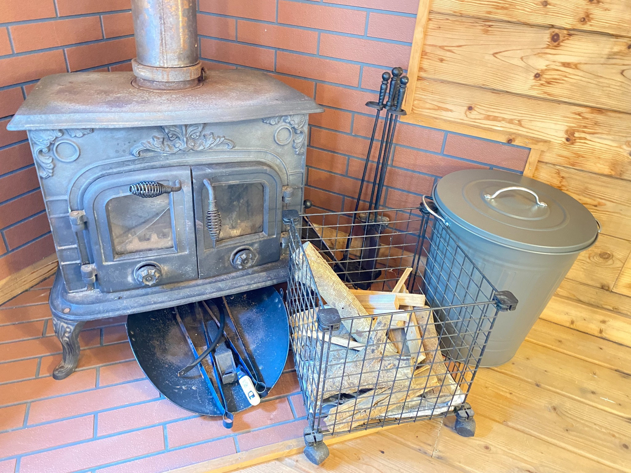 かわいらしい南仏インテリアのログハウス BBQと暖炉 大自然を満喫できます