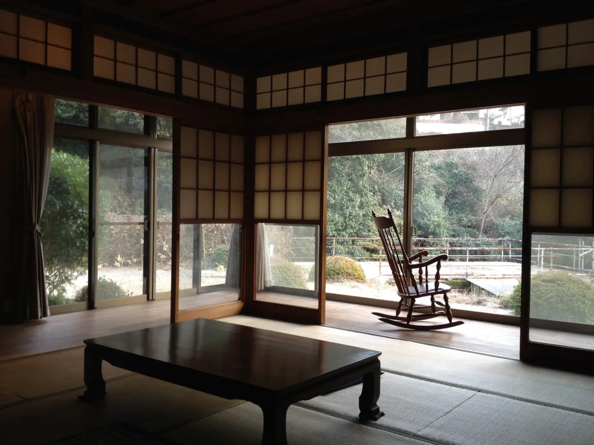 伝統的な日本家屋と周辺の自然