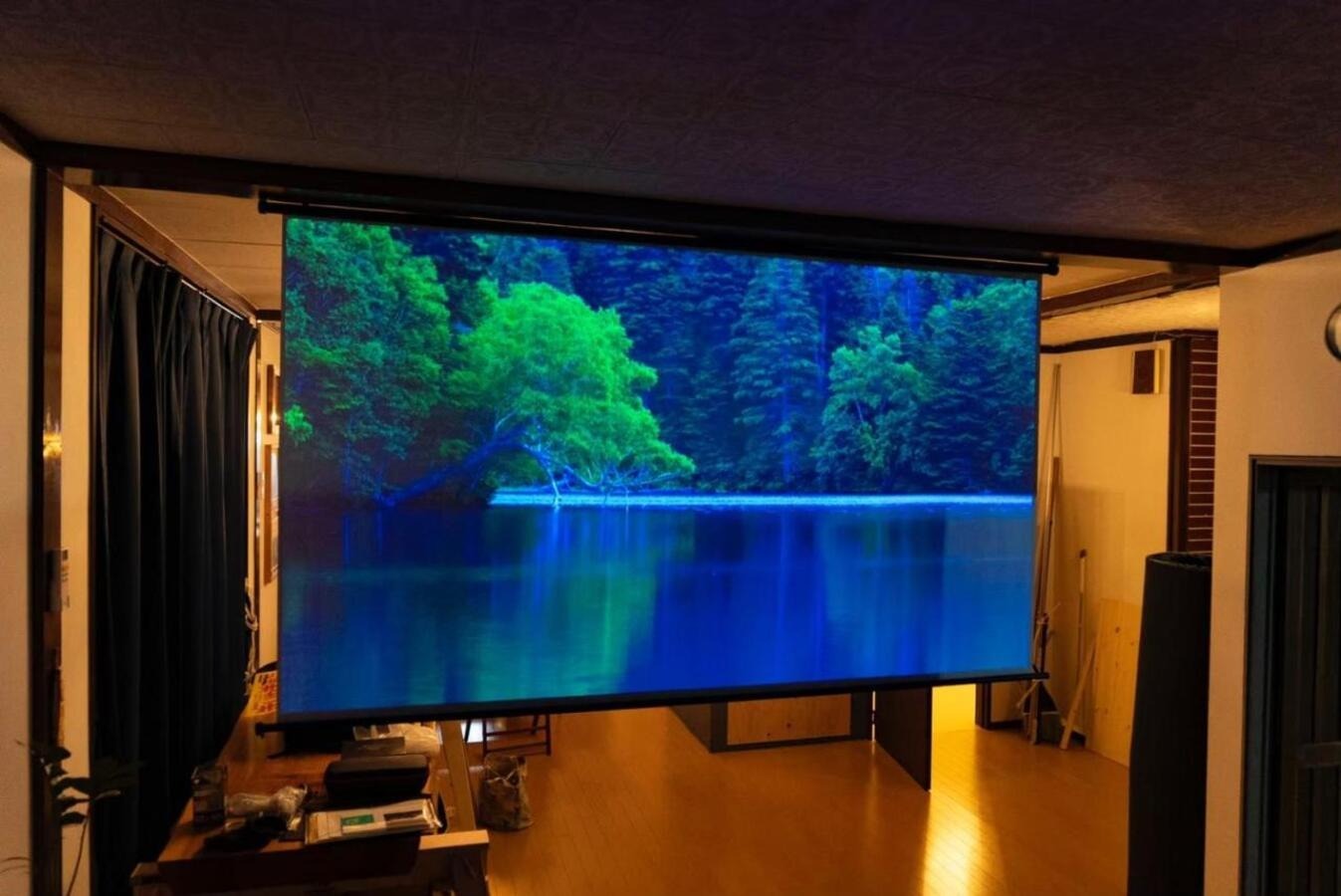 プロジェクター&大スクリーン