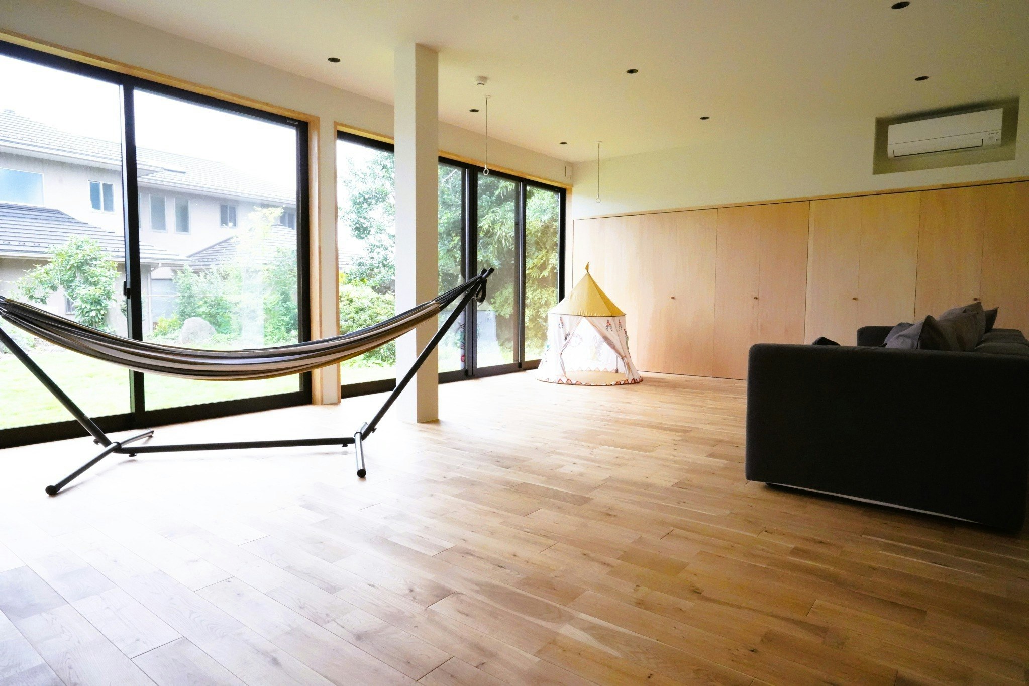 【体験と”あそび”の宝庫】開放的な土間リビングで、よもやま話に花が咲く、和モダンな貸し切り宿