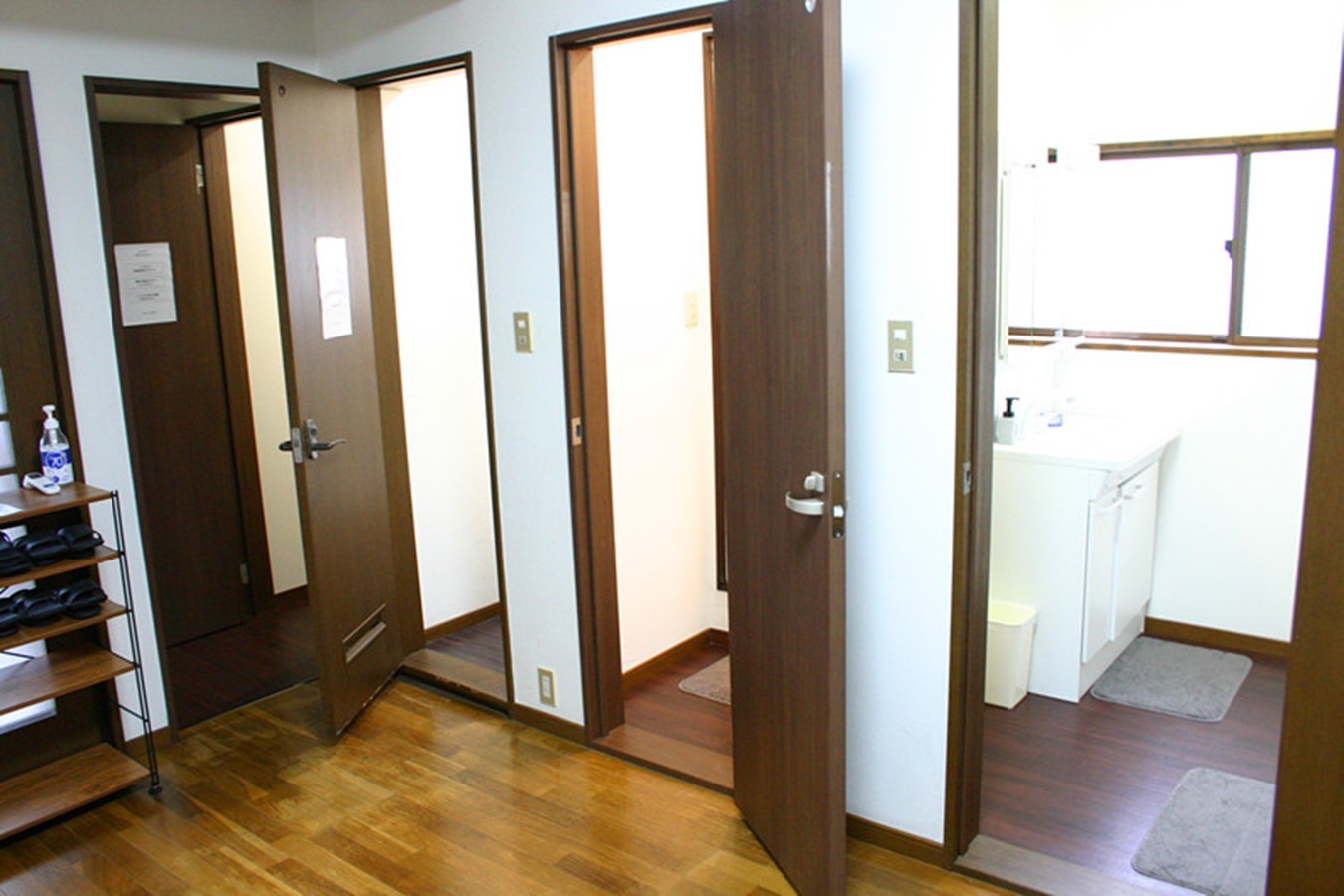 共用シャワーとトイレ