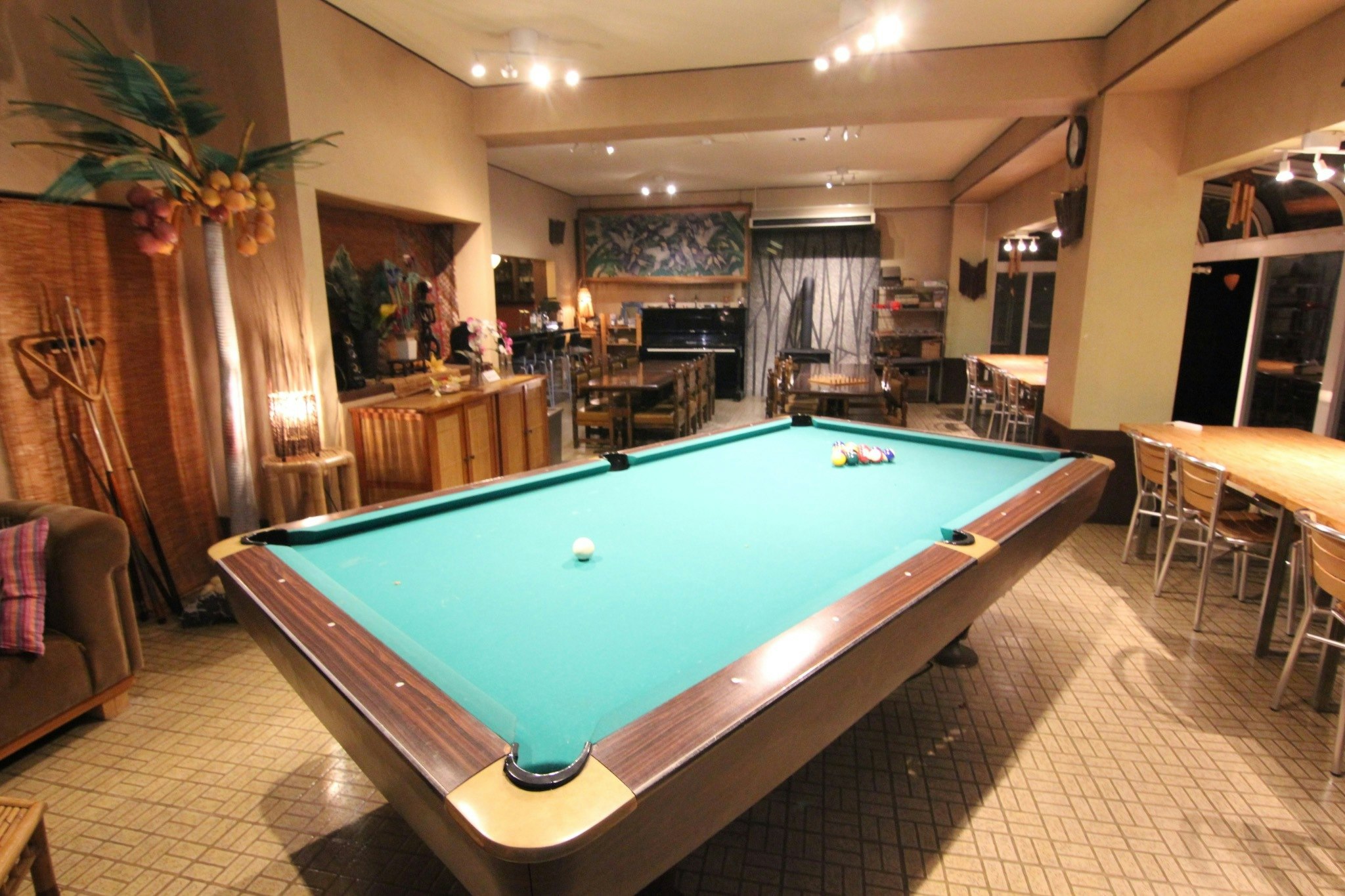 合宿に最適!スタジオ、洋室4室、和室8室、暖炉プールバー付き大型リビング