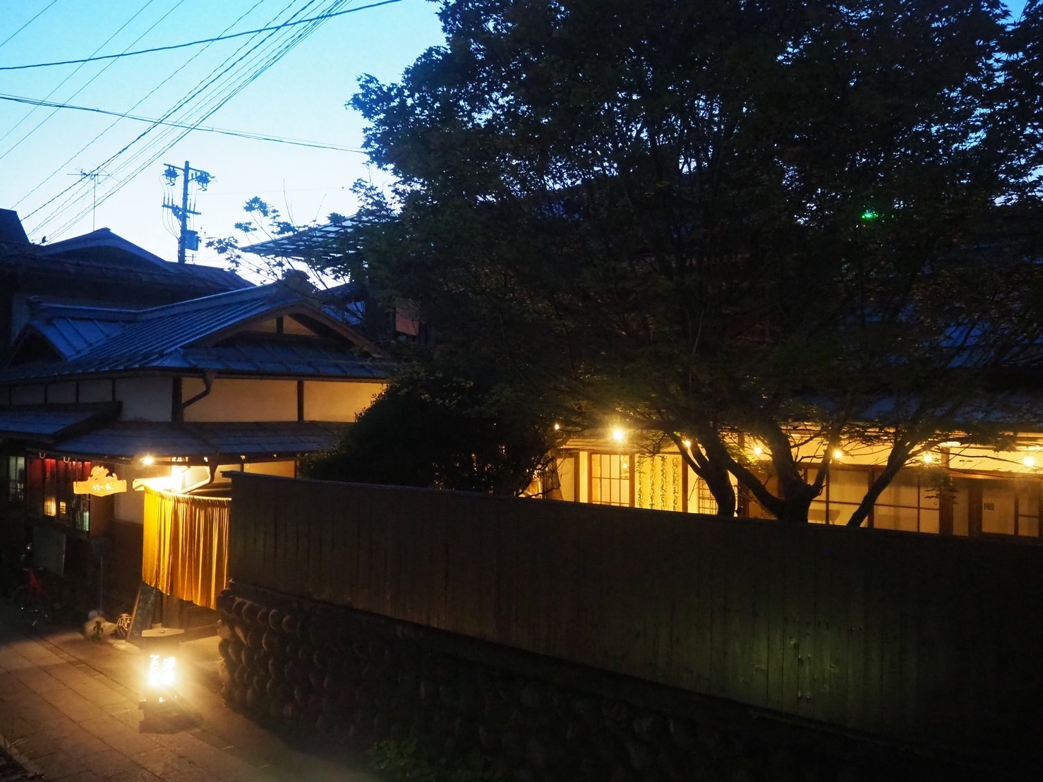 縁側とテラスのある1階の大部屋