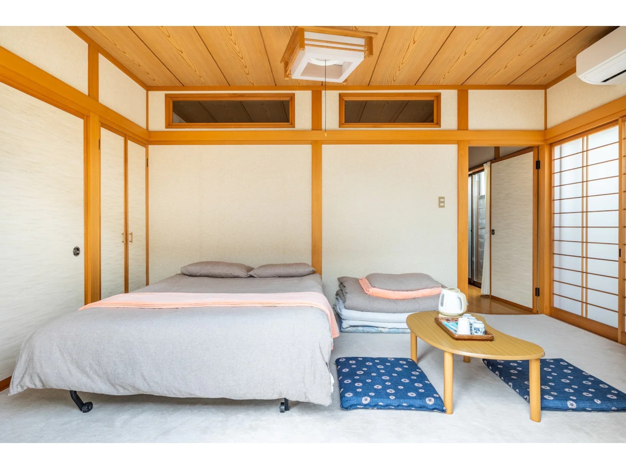 1階寝室2ダブルベッド+布団1セット