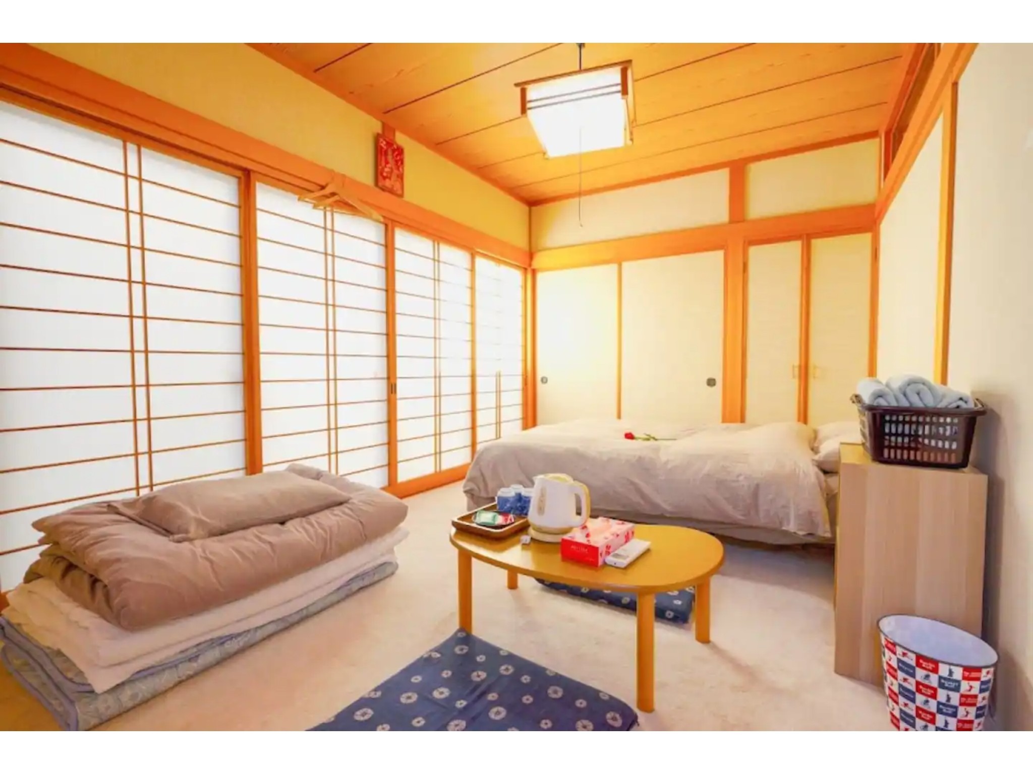 1階寝室2(ダブルベッド+シングル+布団1セット)