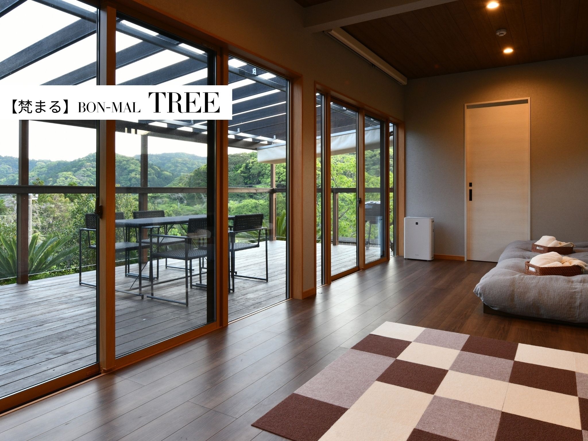 TREE【客室】暖かい日差しのもとにテントを張って過ごしたり、寒い日はペレットストーブで暖を取ったり、季節ならではの居心地良さが味わえます。