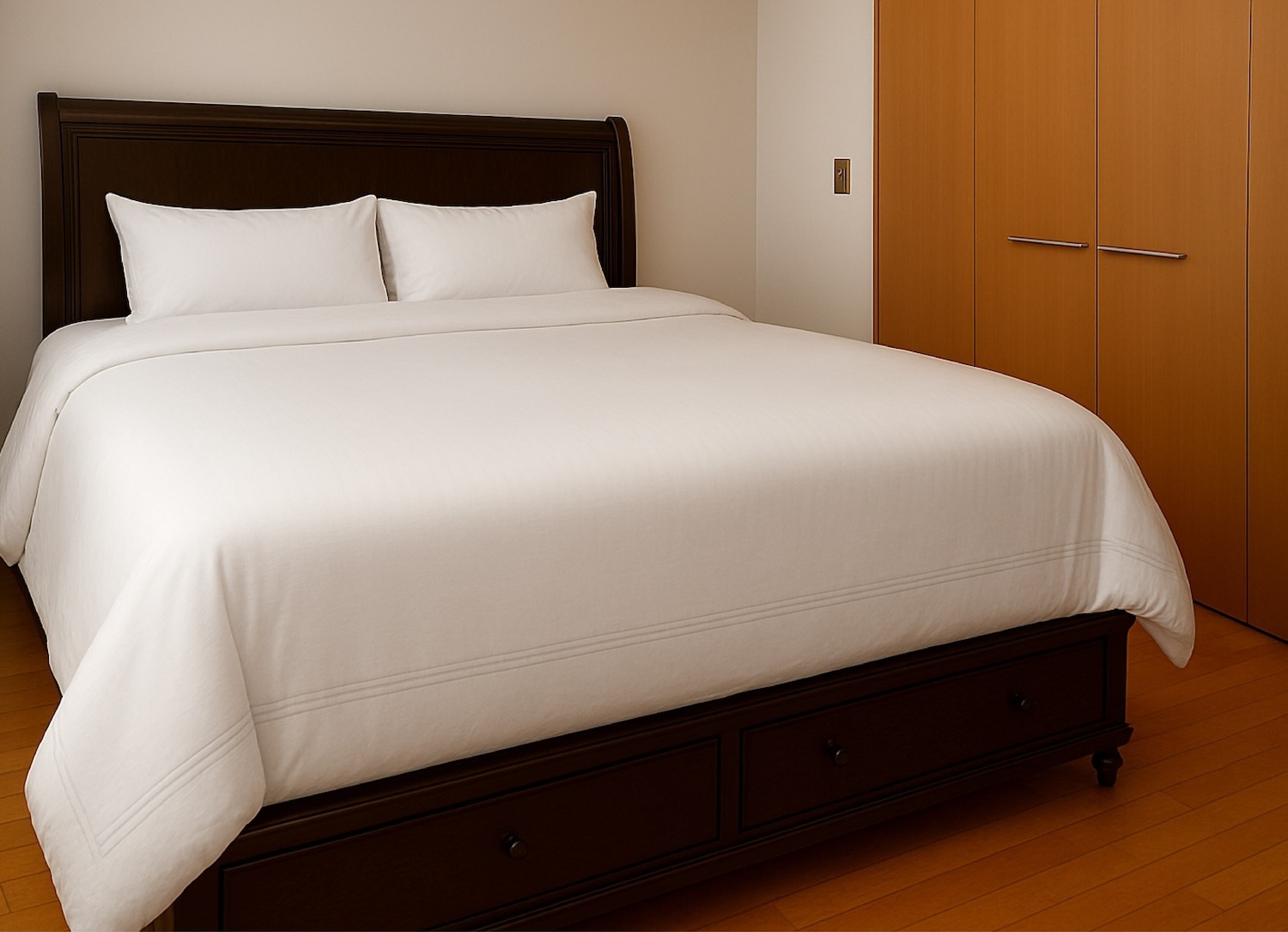 ベッドは特大サイズをご用意。フカフカのベッドで心地の良い眠りをご体感ください。