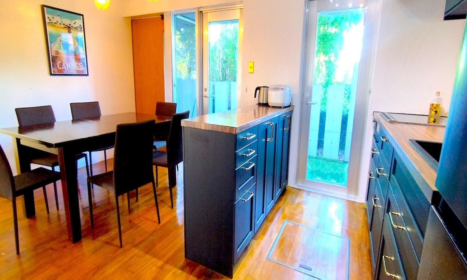 リビングダイニングは作業テーブルも備え付け済み。料理を楽しみながら、子どもや家族で一緒にワイワイ。