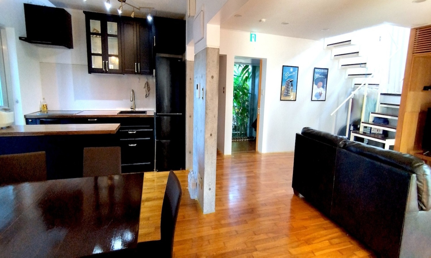 リビングダイニングのストリップ階段から中2階へ。繋がりが感じられ、リビングに居てもベランダのBBQの雰囲気が感じられます。