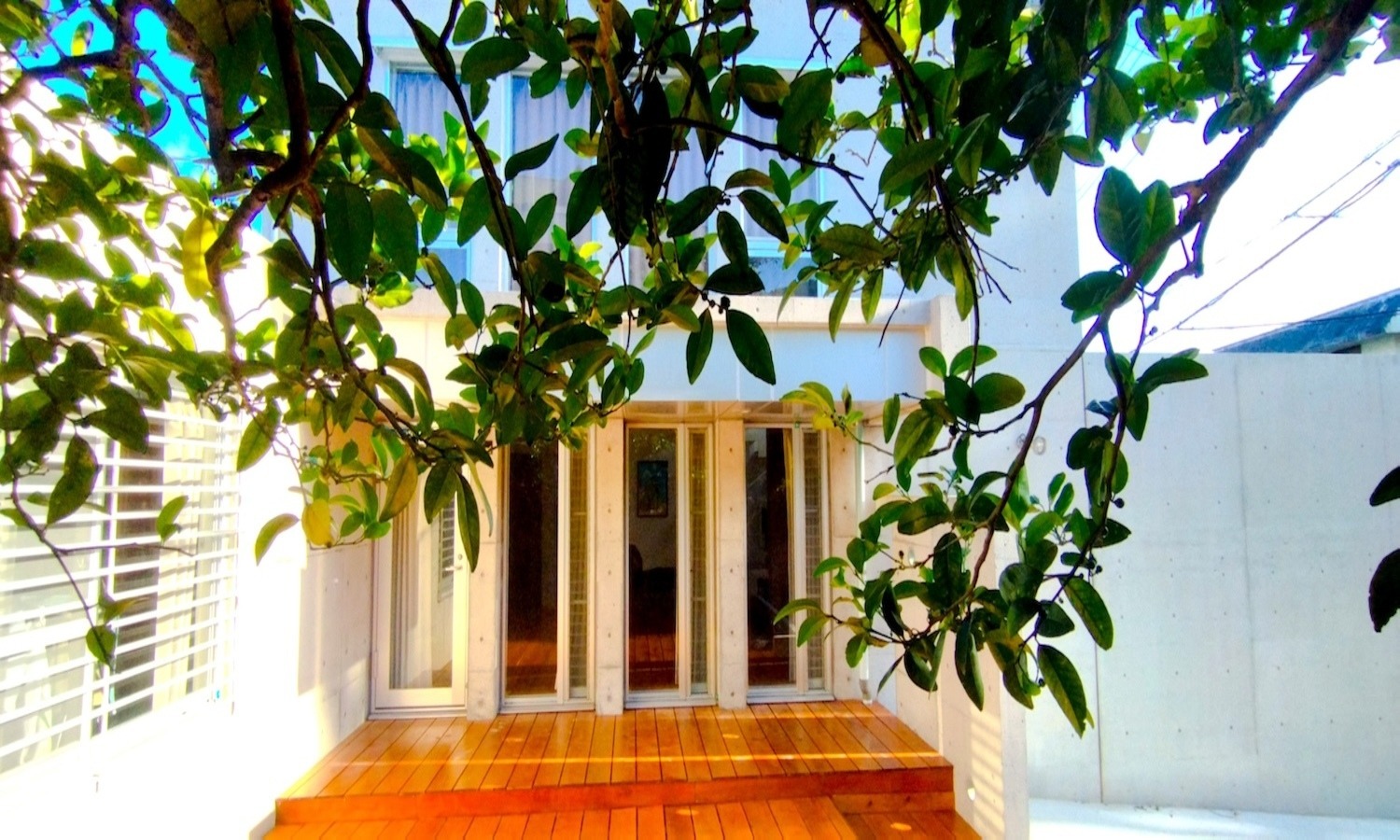 沖縄の日差しが降り注ぐ開放的なウッドデッキで、ご家族やご友人と過ごす時間は特別なものになります。