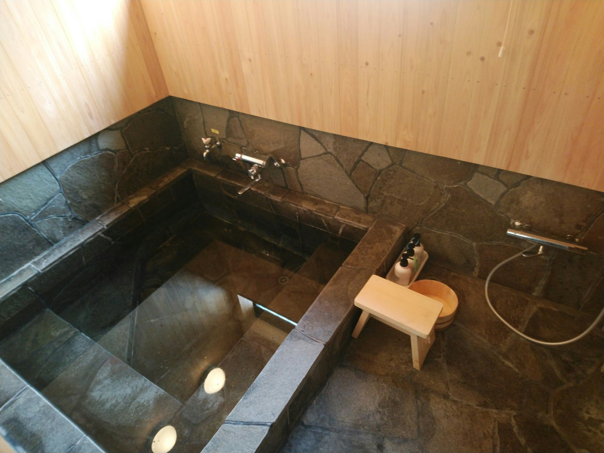 阿蘇岳一望の自家温泉付き貸切別荘、Open2年目の綺麗な内装