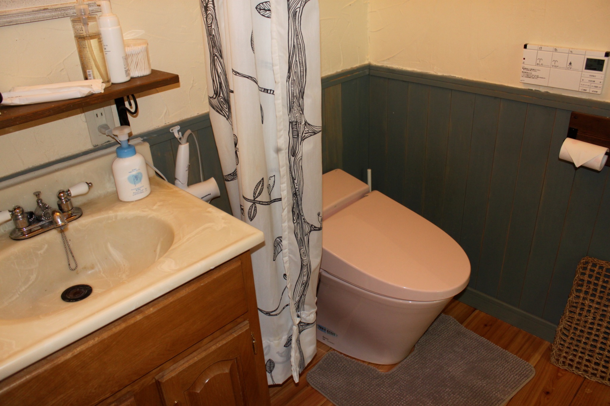 ワイルドストロベリーの洗面/ピンクのトイレはサティスで高機能です。