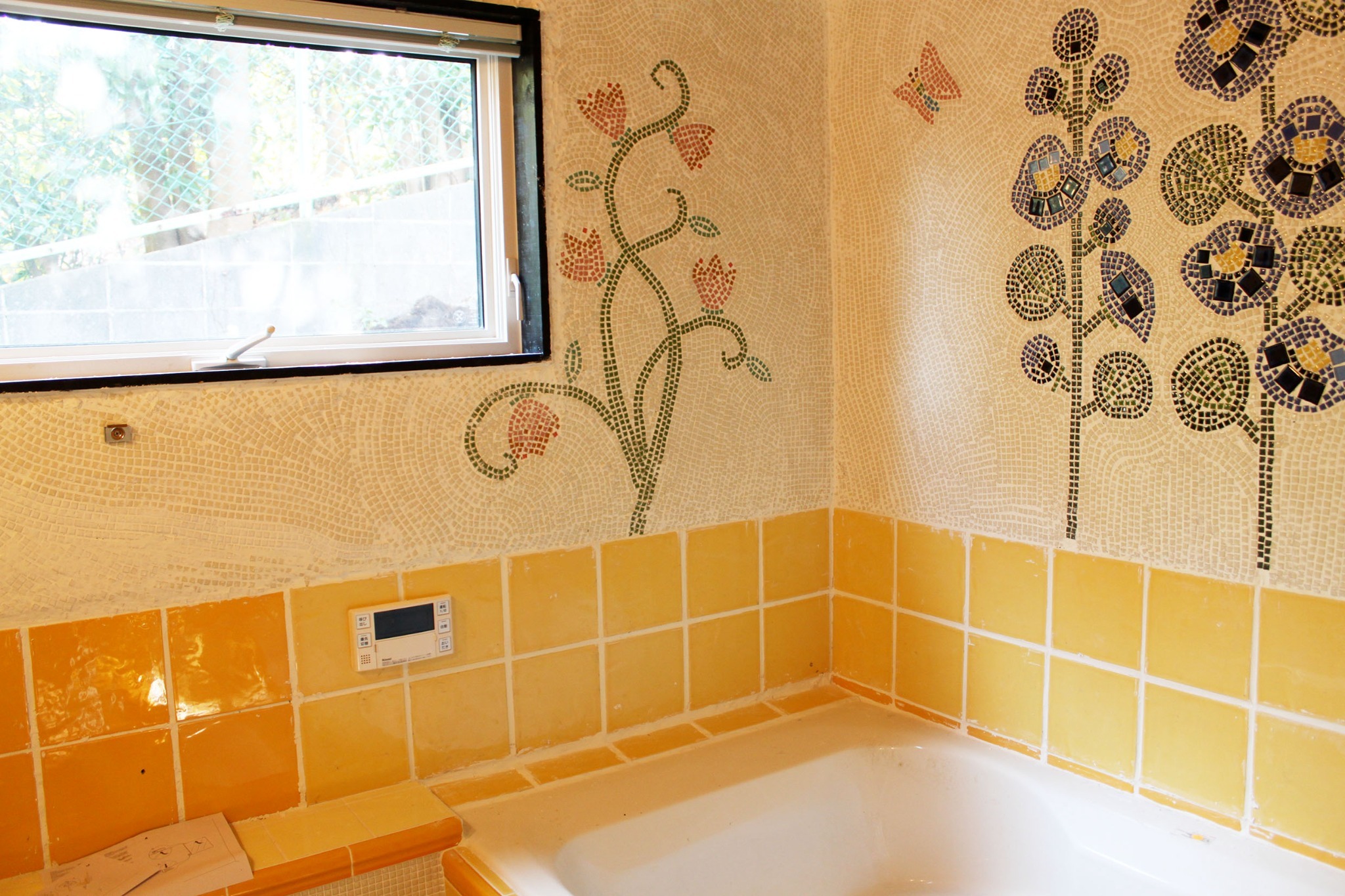 ホリホックの浴室/モザイクタイルで立葵(ホリホック)をデザインしました。