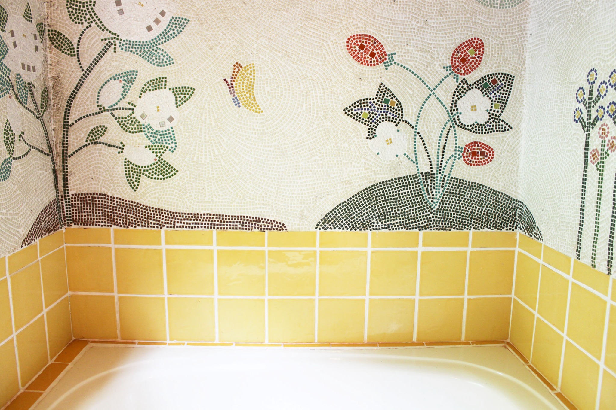 ワイルドストロベリーの浴室/いちごとバラと太陽と海をデザインしました。