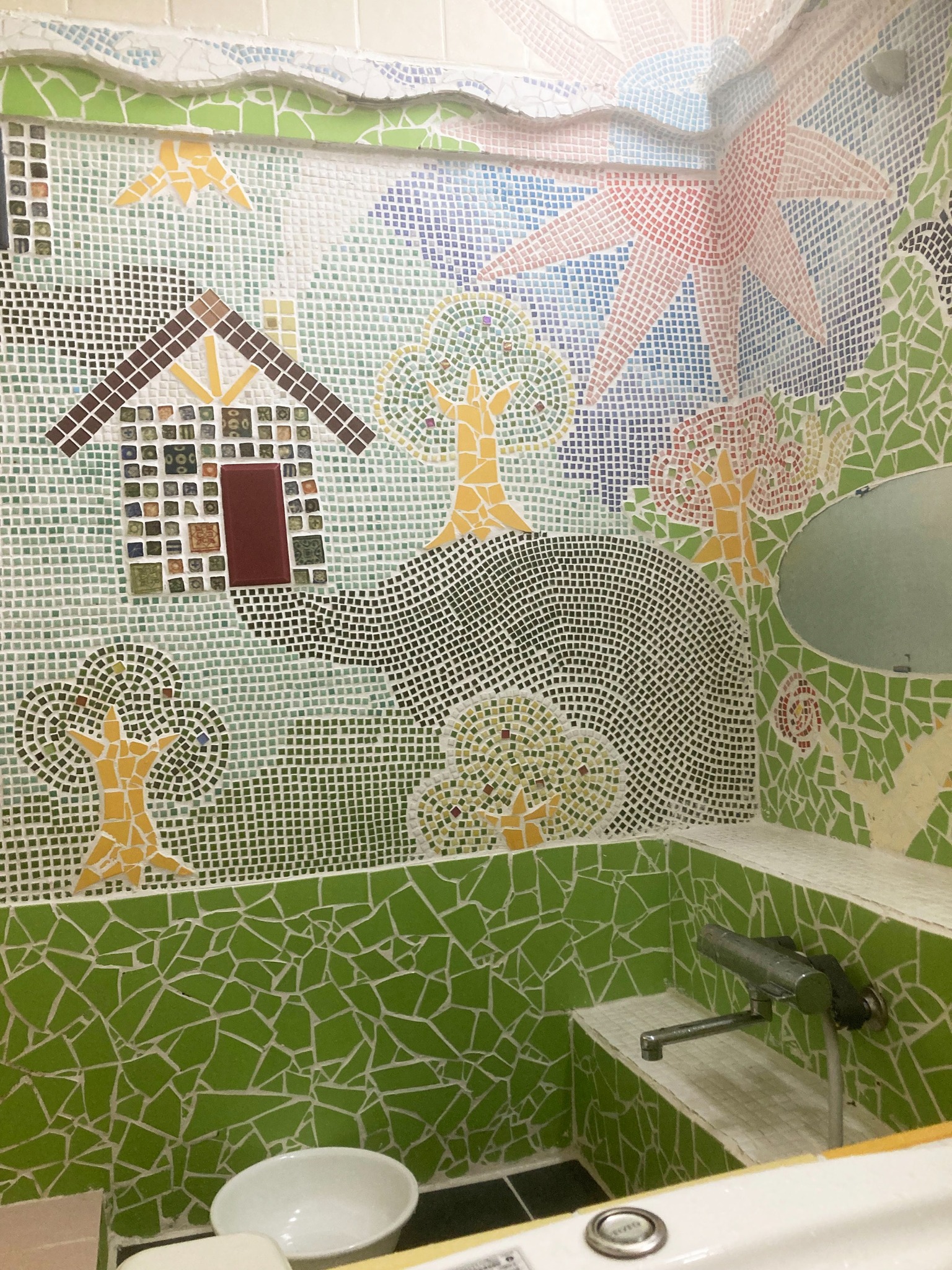浴室/天井が高いです。モザイクタイルのログの家です。