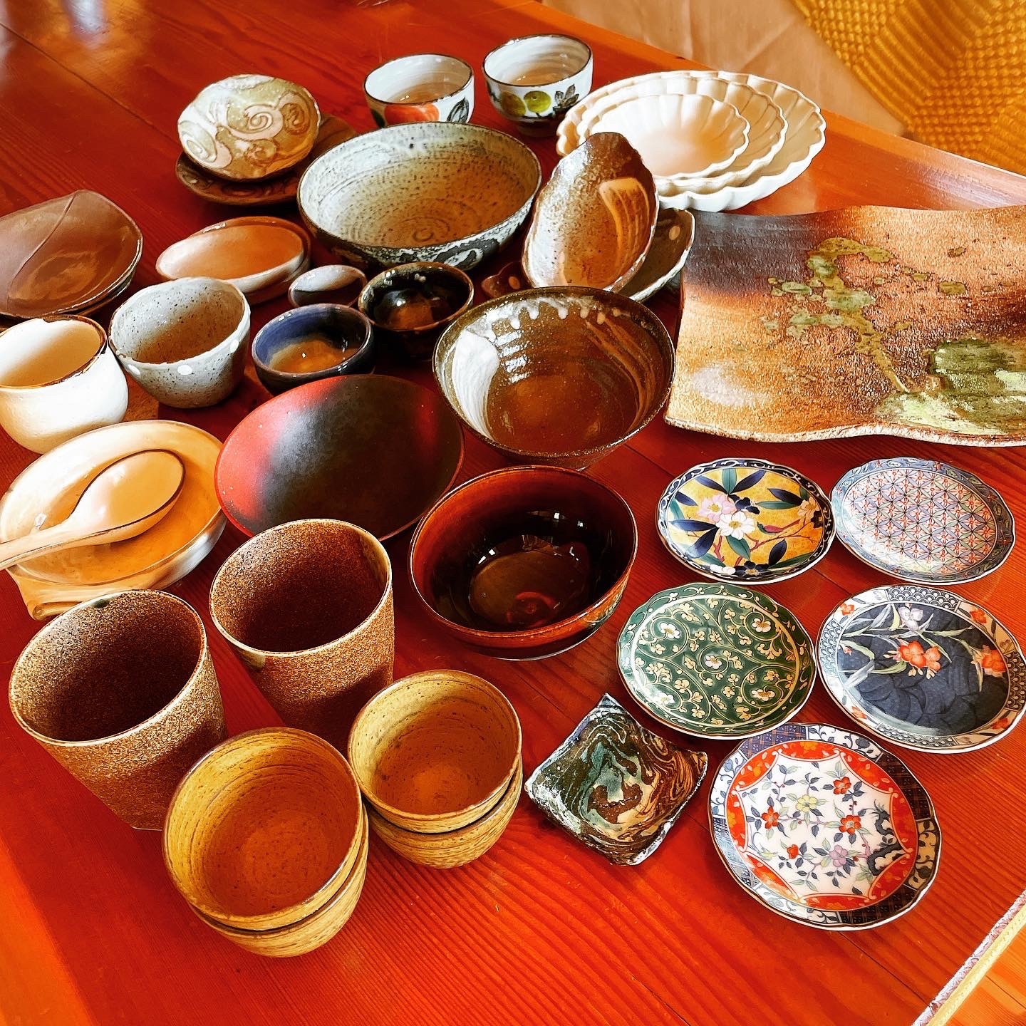 食器にこだわり、信楽焼などの和食器を揃えています。