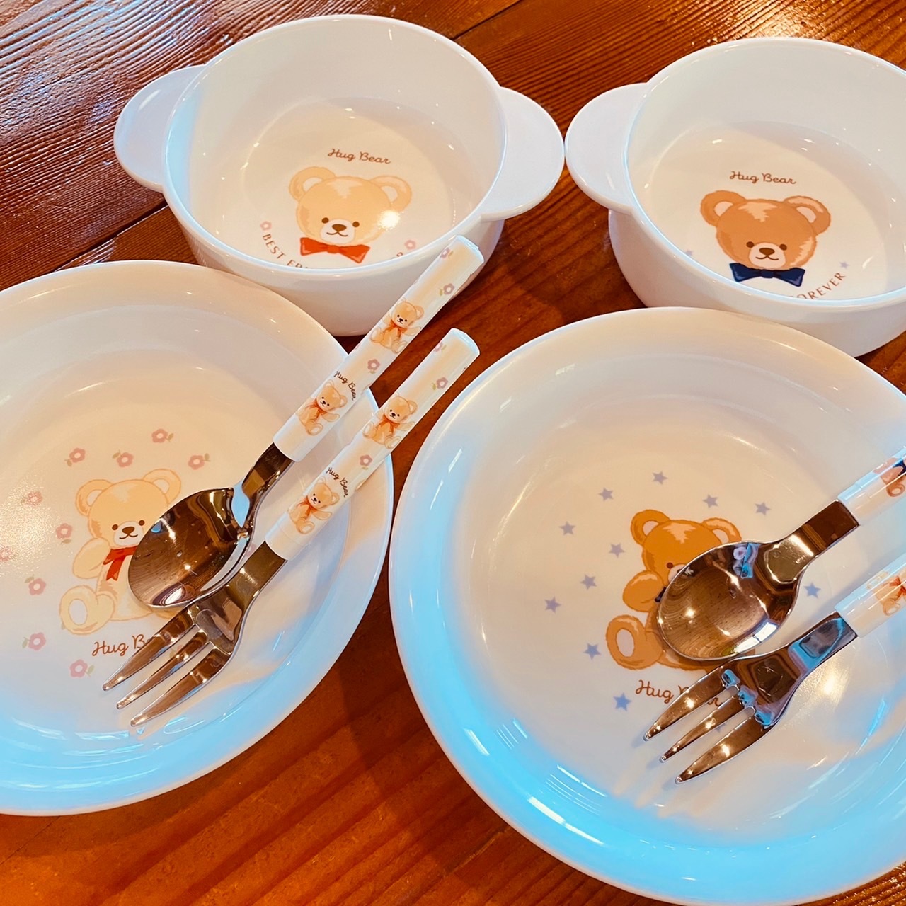 お子様用の食器は4セットご用意しています。