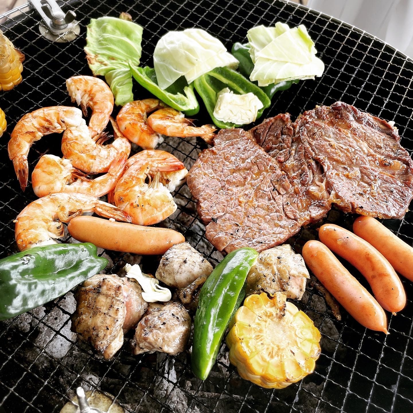 バーベキューの機材は完備しております。ゲスト様は食材、お飲み物、調味料のご準備をお願いいたします。