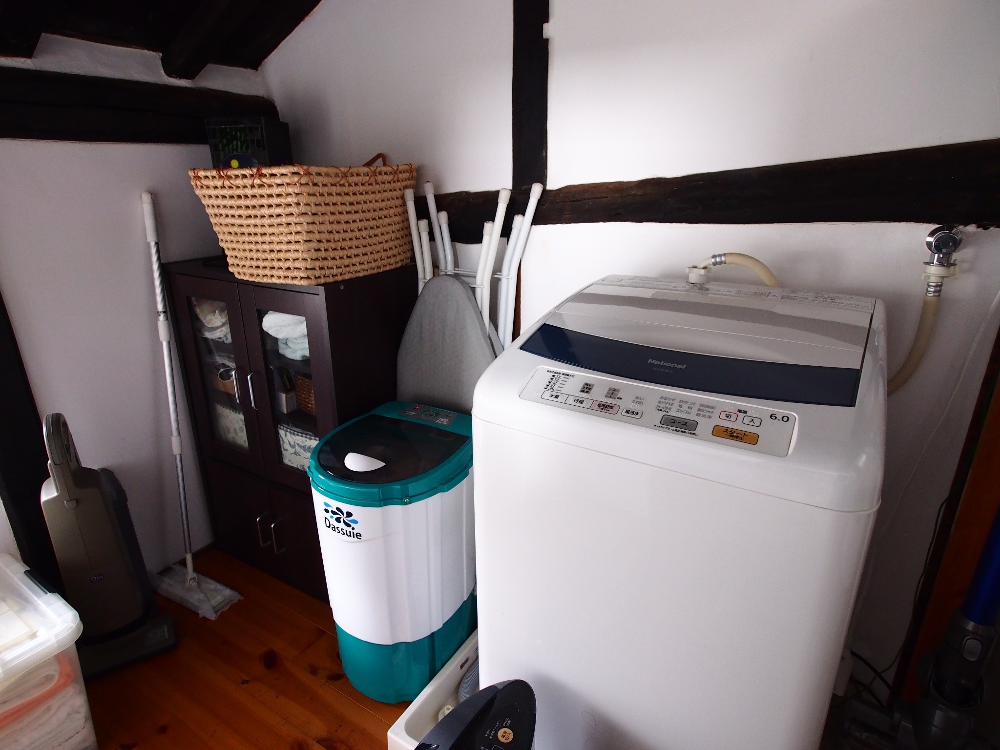 バスルームには脱水洗濯機に加え小物専用の脱水機もあります。