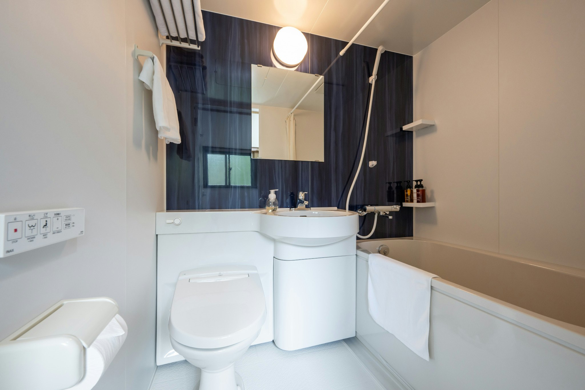 片添ヶ浜海水浴場の向かい(道路を挟んで)|和室・広々ワンルーム