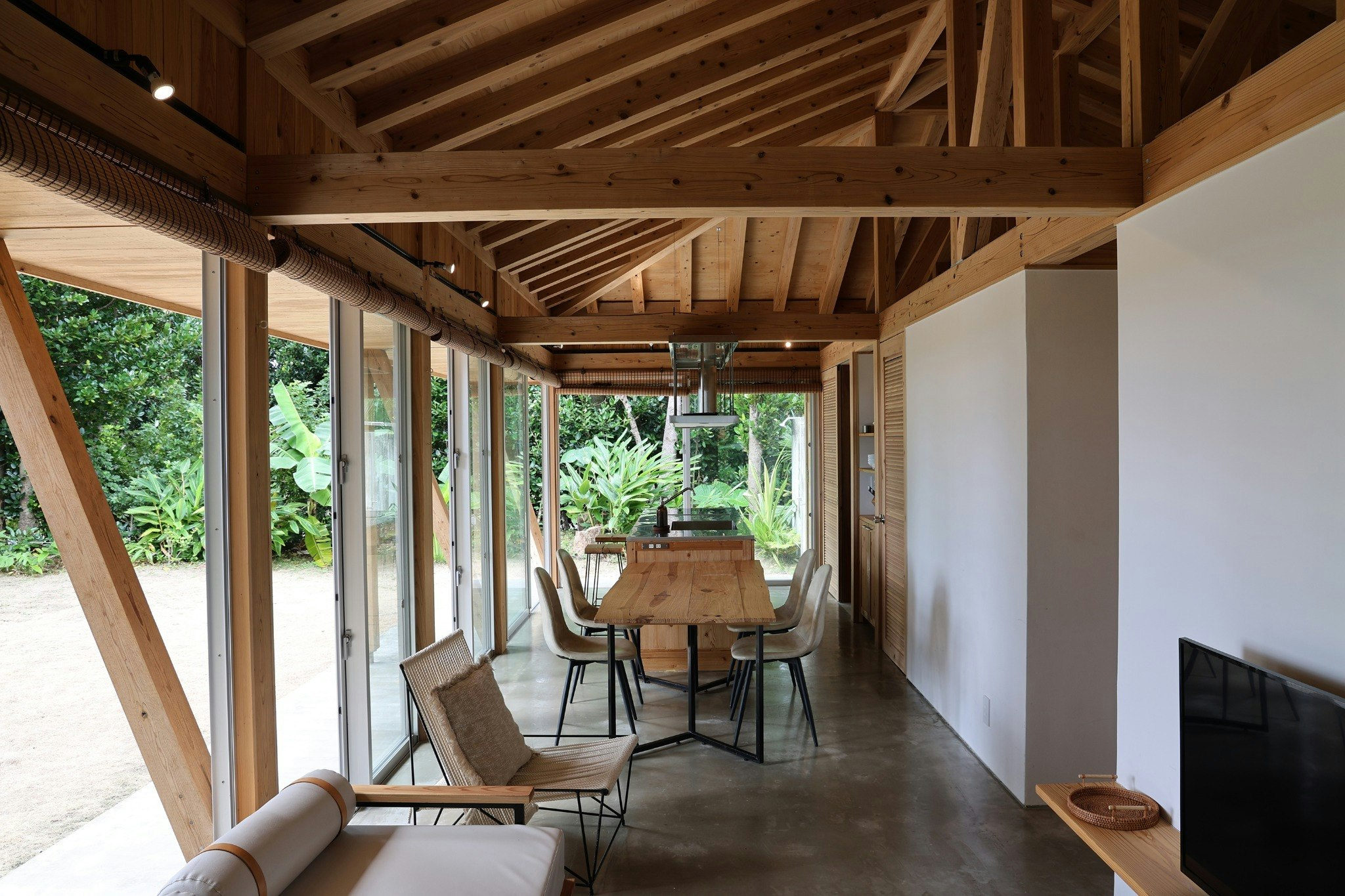 美しい自然に癒される久米島。非日常がくれる心の解放感、心地よい空間に癒されよう。