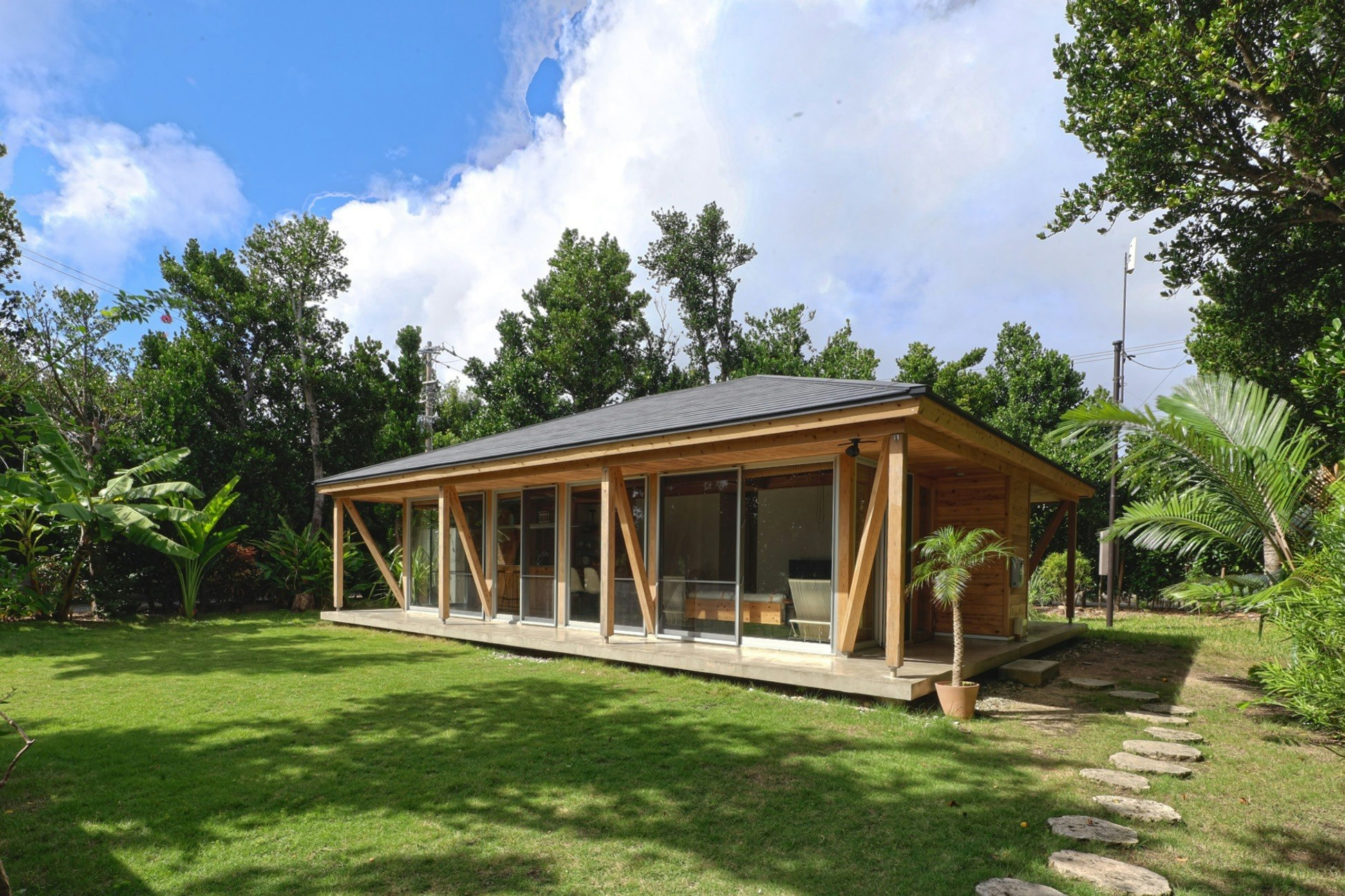 美しい自然に癒される久米島。非日常がくれる心の解放感、心地よい空間に癒されよう。