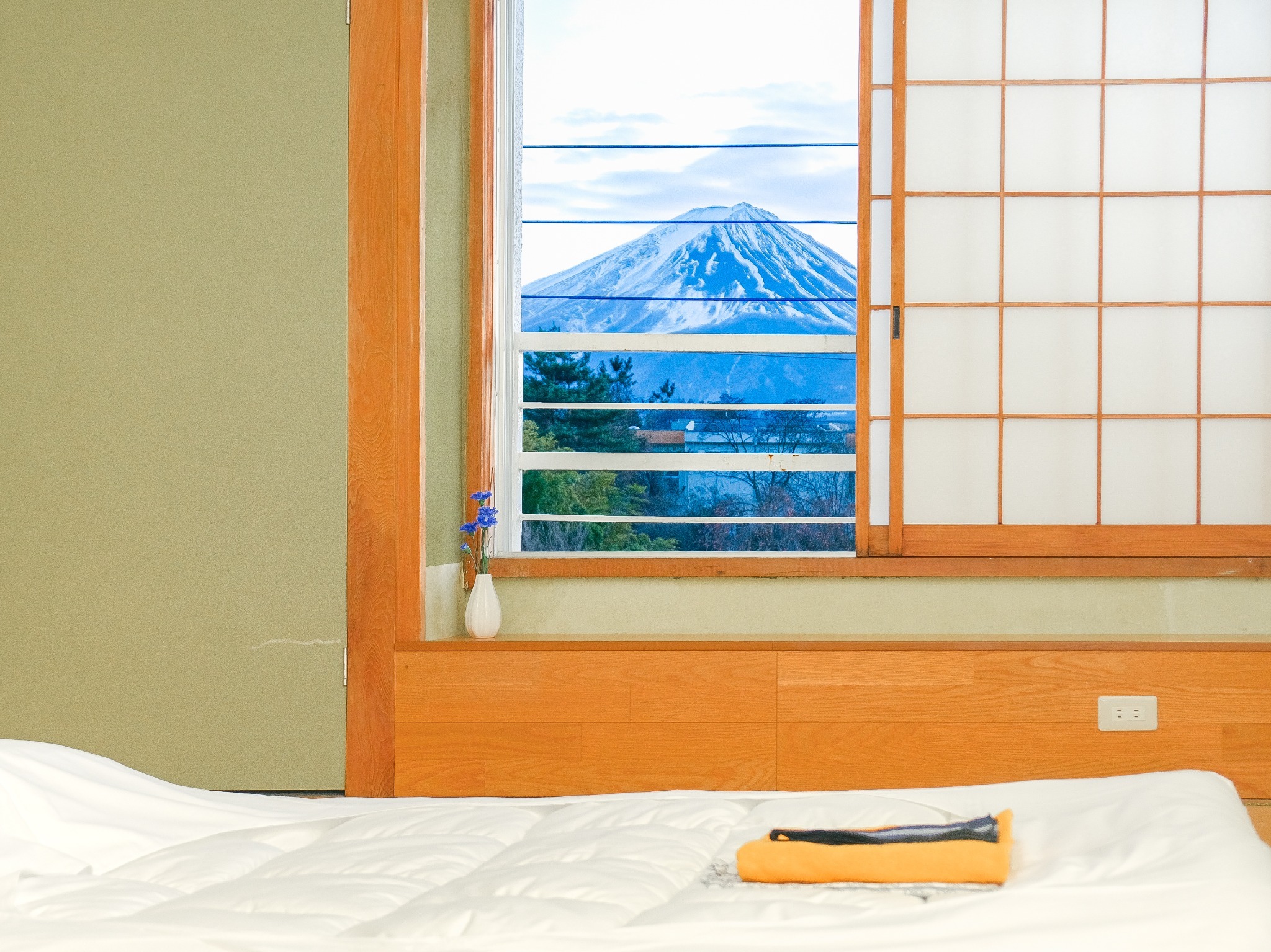素泊まり ★富士山を望む部屋★ + 「富士山信仰の 神聖なる滝へ行く!」自然ハイキングツアー付き