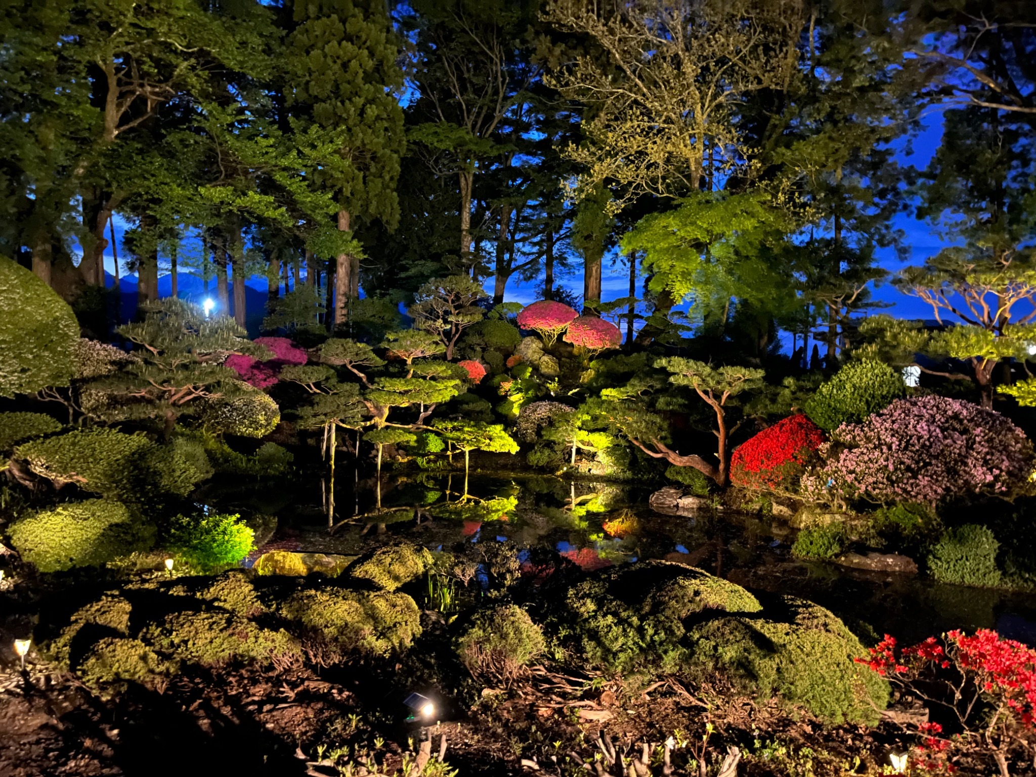日本庭園をながめる檜風呂や広いデッキのある離れの客室