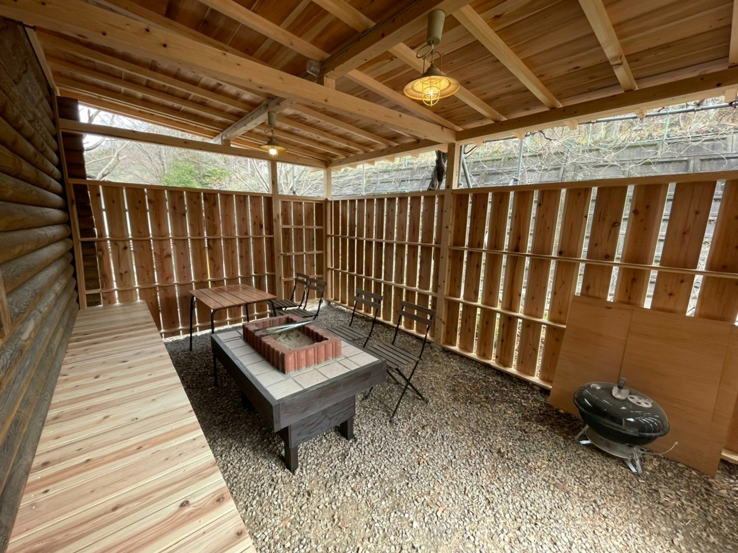 雨の日でもBBQ可能!山の麓のログハウス