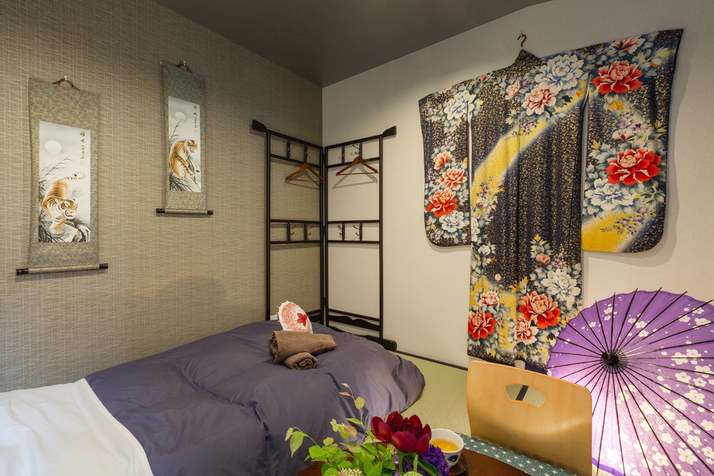 祇園八坂神社から徒歩2分の好立地、寝室8部屋最大22名宿泊可能な京町家です。