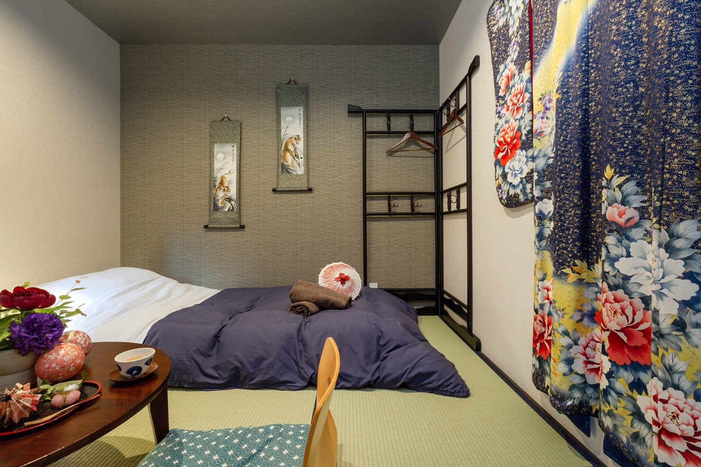 祇園八坂神社から徒歩2分の好立地、寝室8部屋最大22名宿泊可能な京町家です。