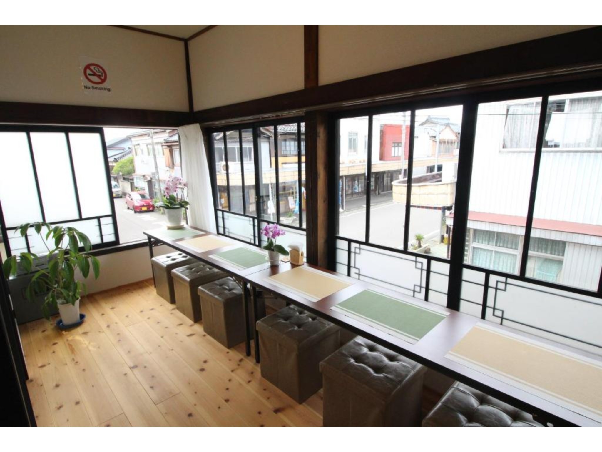 ファミリー、グループルーム 大窓 (4人部屋2段ベッド)  共用シャワールーム、トイレ