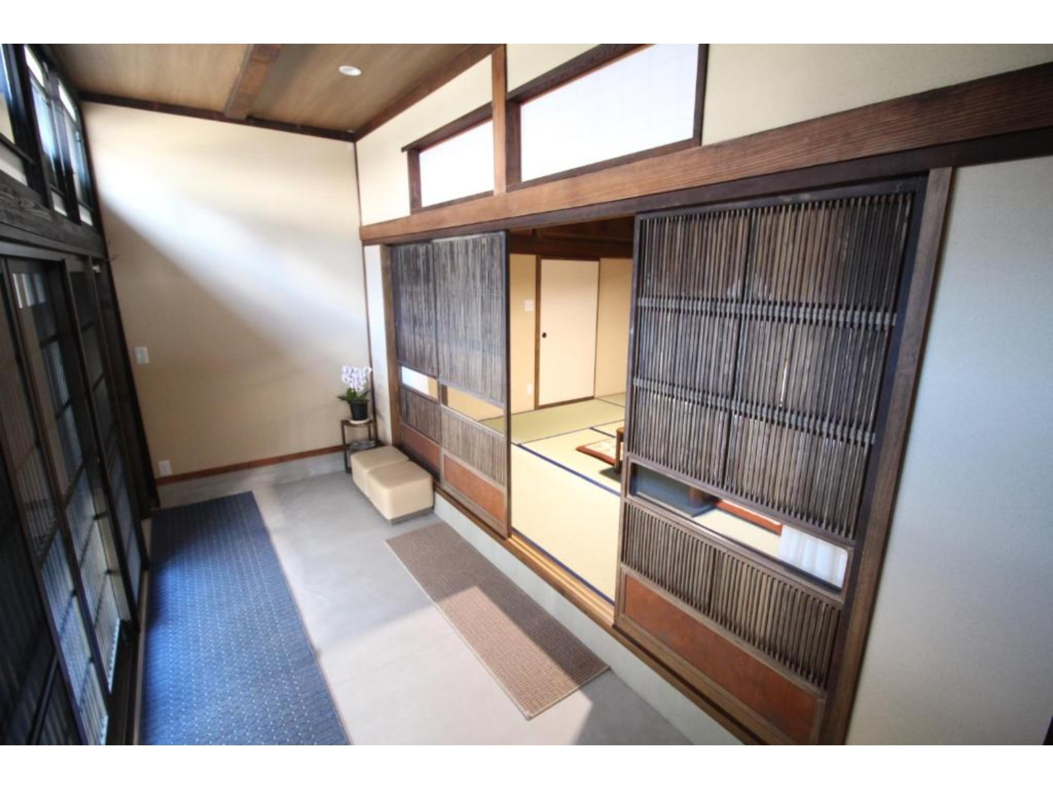 ツインルーム(個室)共用シャワールーム、トイレ