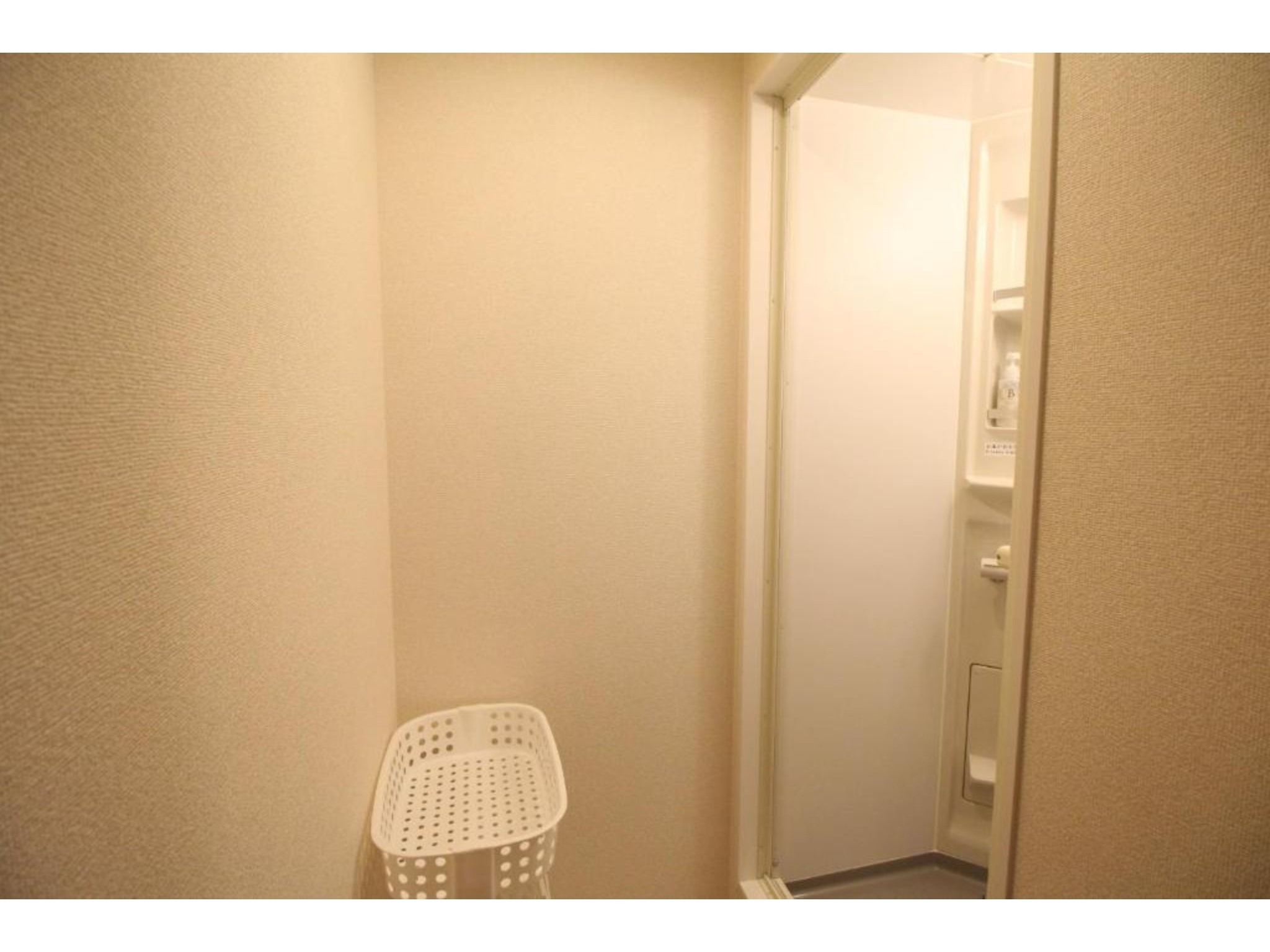 ファミリー、グループルーム 小窓 (4人部屋2段ベッド)  共用シャワールーム、トイレ