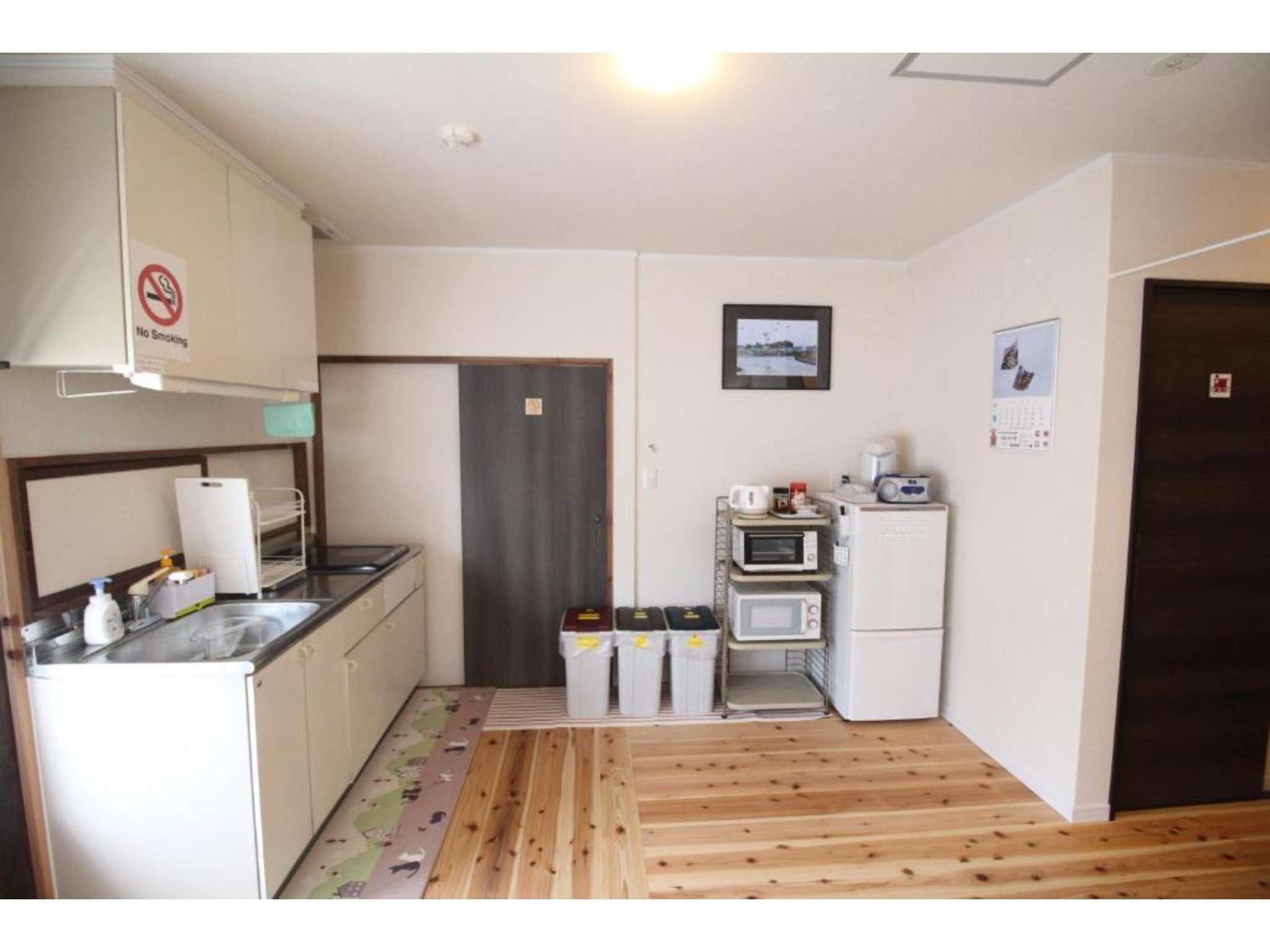 ファミリー、グループルーム 小窓 (4人部屋2段ベッド)  共用シャワールーム、トイレ
