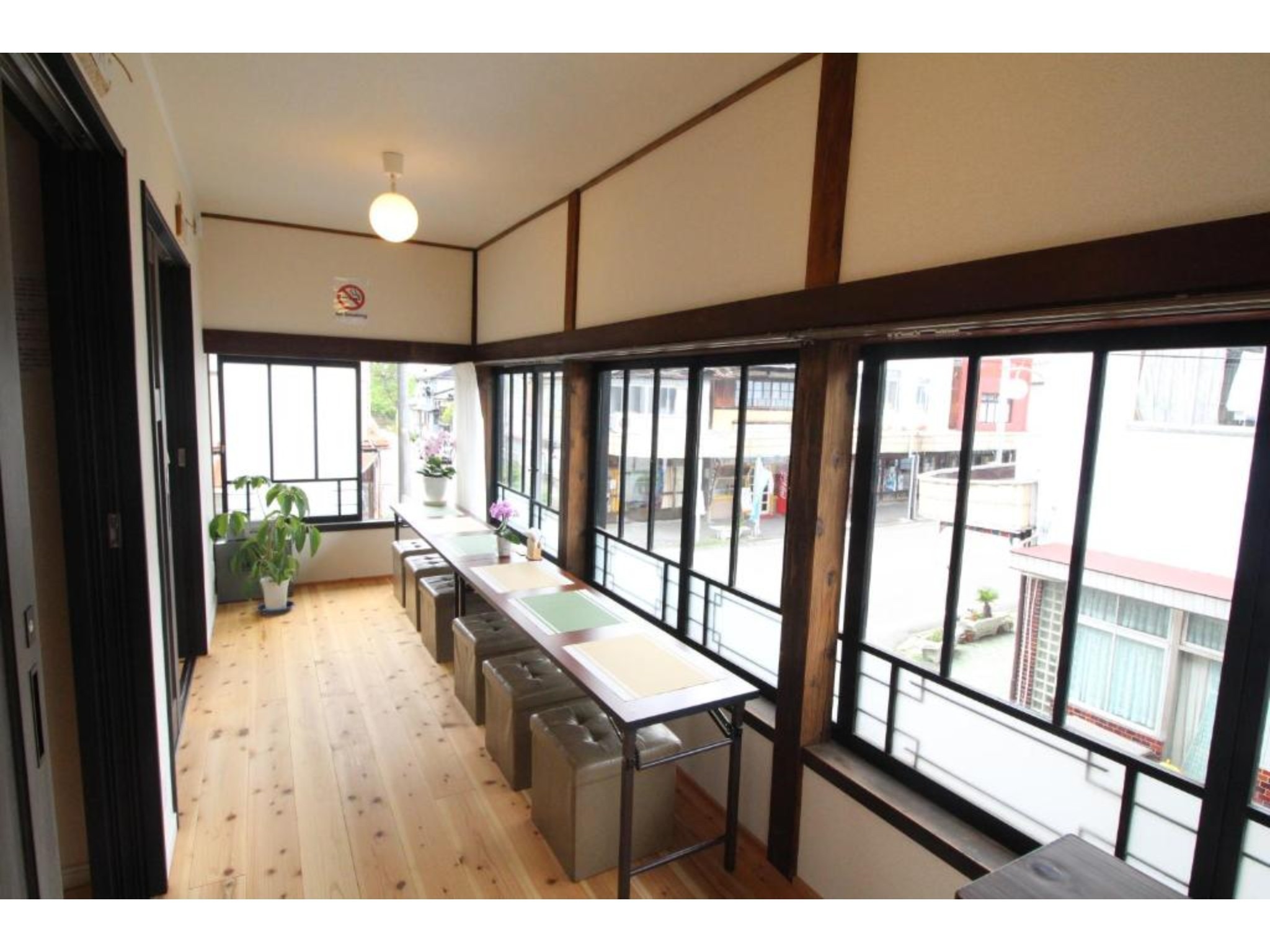 ファミリー、グループルーム 小窓 (4人部屋2段ベッド)  共用シャワールーム、トイレ