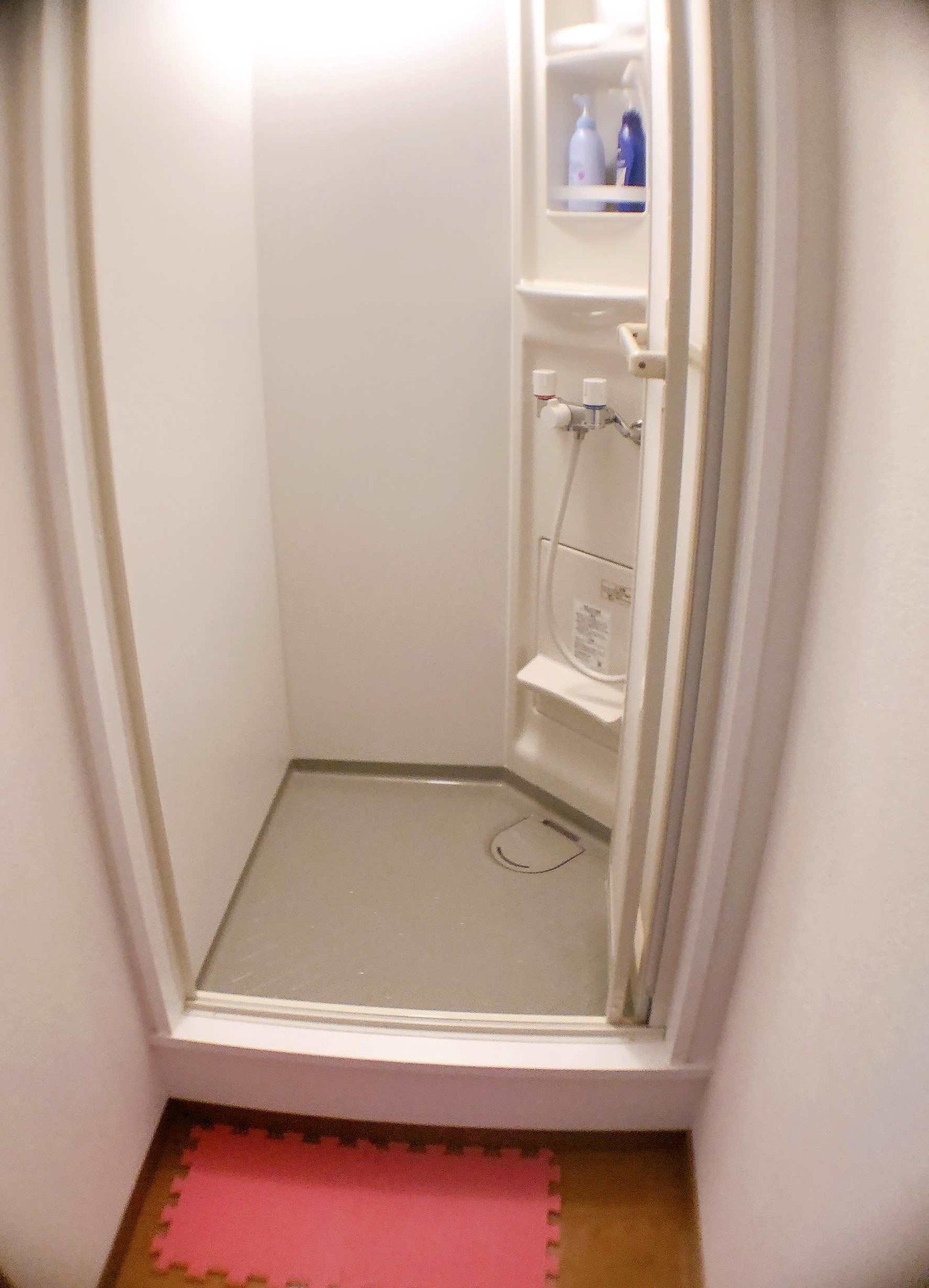 2階スタンダード ダブルルーム 共用バスルーム