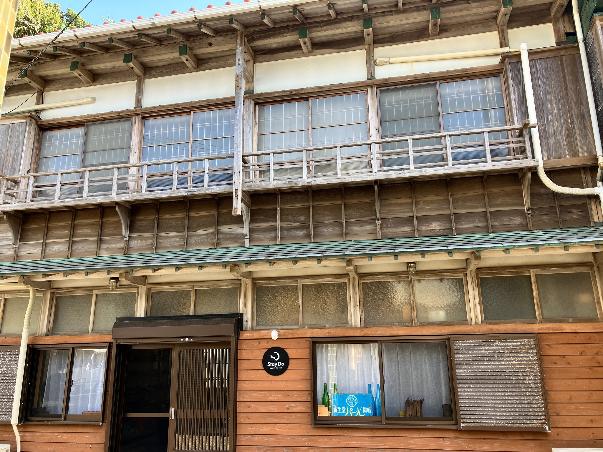 昔ながらの和室のお部屋。外の景色は波浮の街並みが楽しめます。