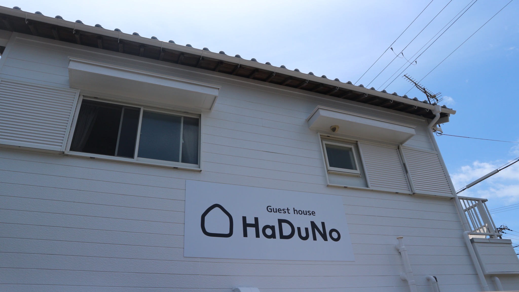 世界遺産の熊野速玉大社、熊野那智大社に程近い、広いLDKとバルコニーがある1組限定の宿泊施設です。