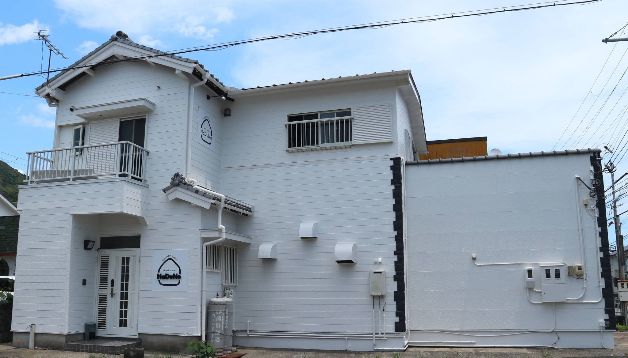世界遺産の熊野速玉大社、熊野那智大社に程近い、広いLDKとバルコニーがある1組限定の宿泊施設です。