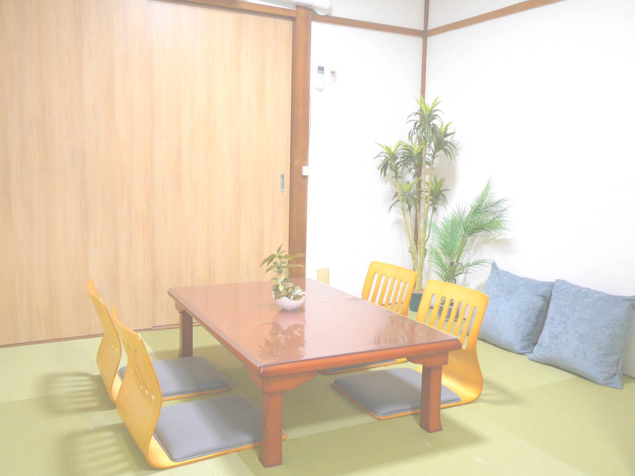 8名様宿泊可・2階建55m2リノベーション済・寝室3部屋・駅徒歩3分・電車でUSJ5分・Wifi