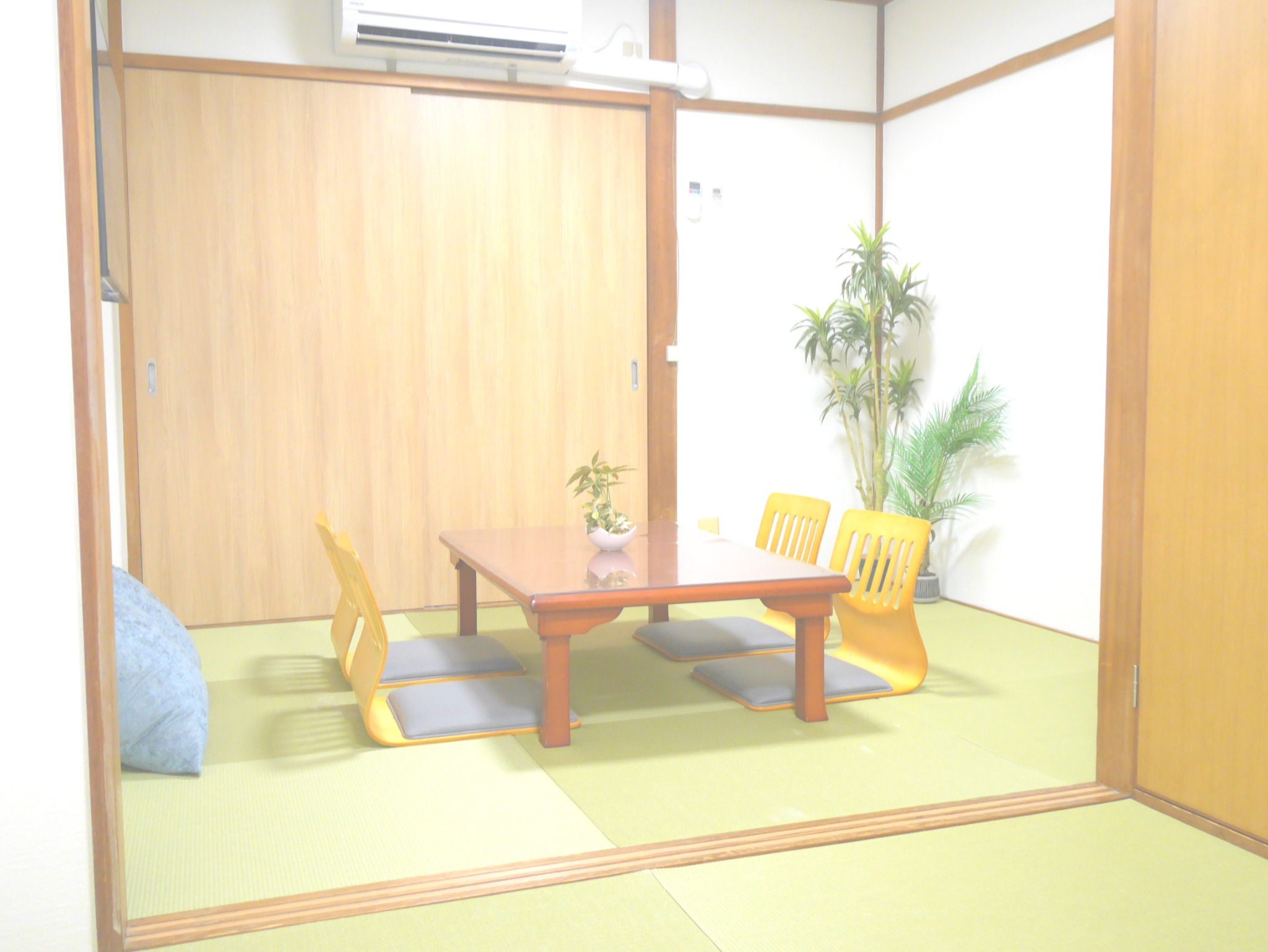 8名様宿泊可・2階建55m2リノベーション済・寝室3部屋・駅徒歩3分・電車でUSJ5分・Wifi