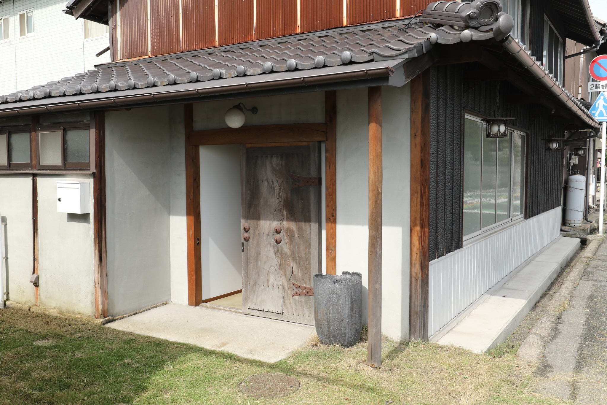 昭和レトロな外観とアンティークな内装の一棟貸しの家