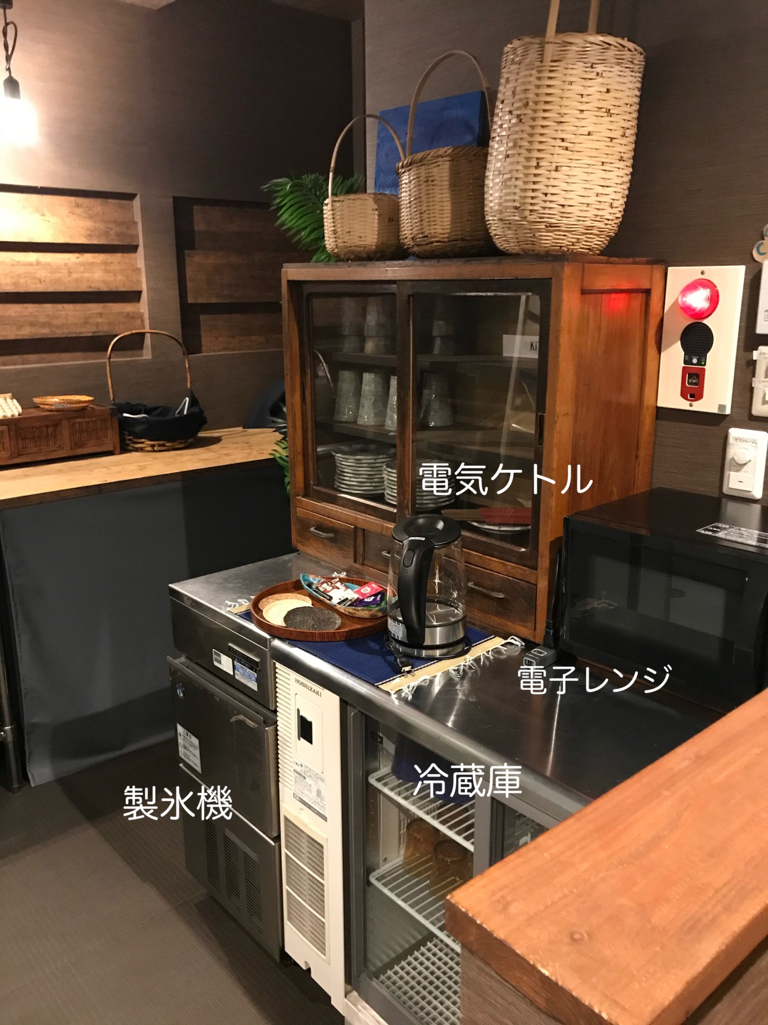 一階沖縄料理店より夕食プレゼント付き⭐︎ご宿泊は小学生以上の方⭐︎無料駐車場⭐︎二階全て貸切